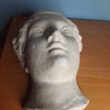 Visage de femme à l’antique en plâtre