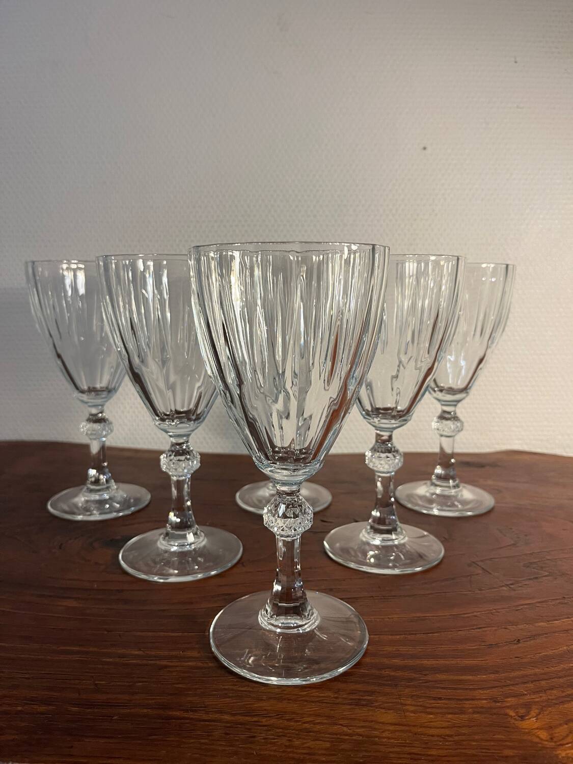 Wine water stemmed glass with chiseled decoration