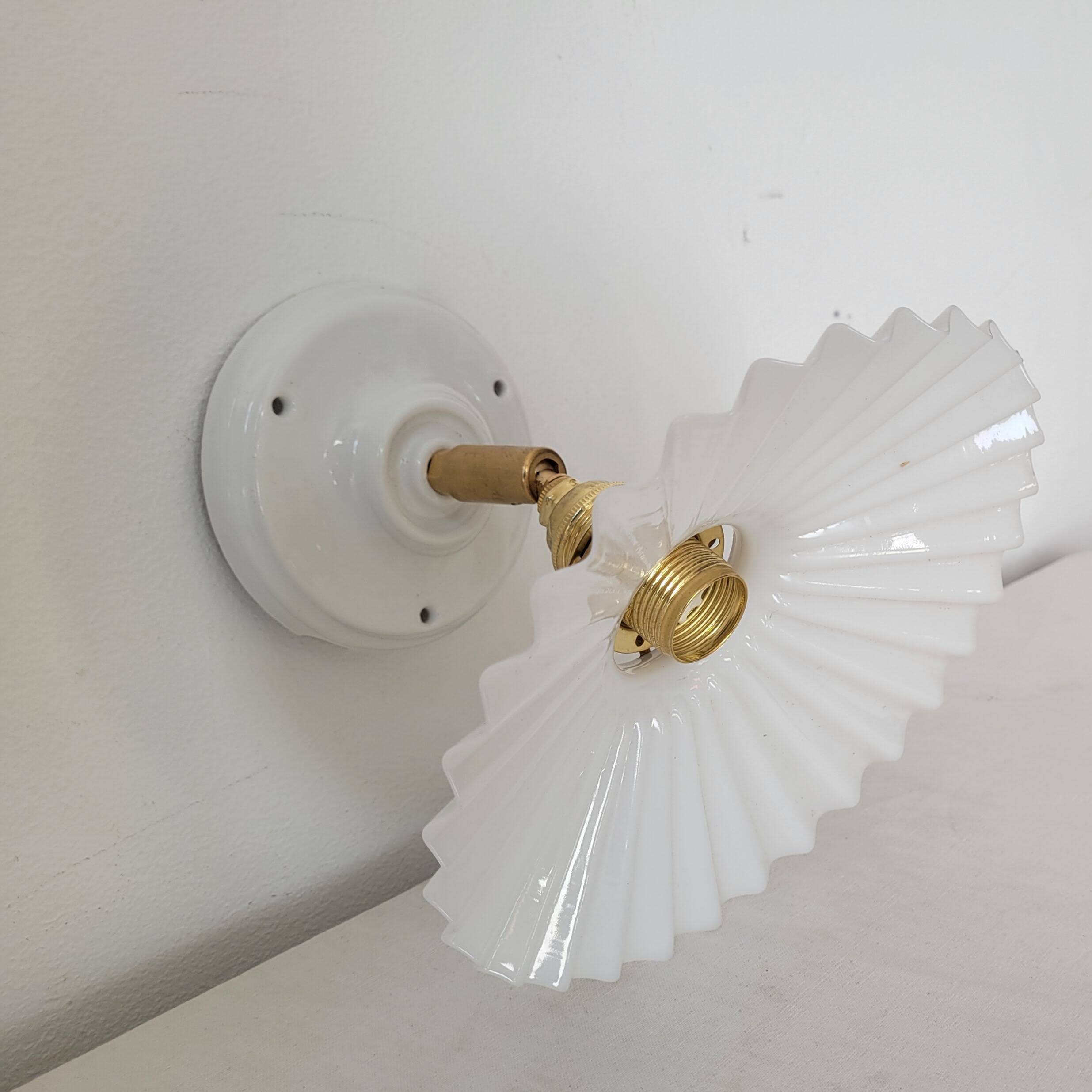 Wall lamp in opaline, brass and glass