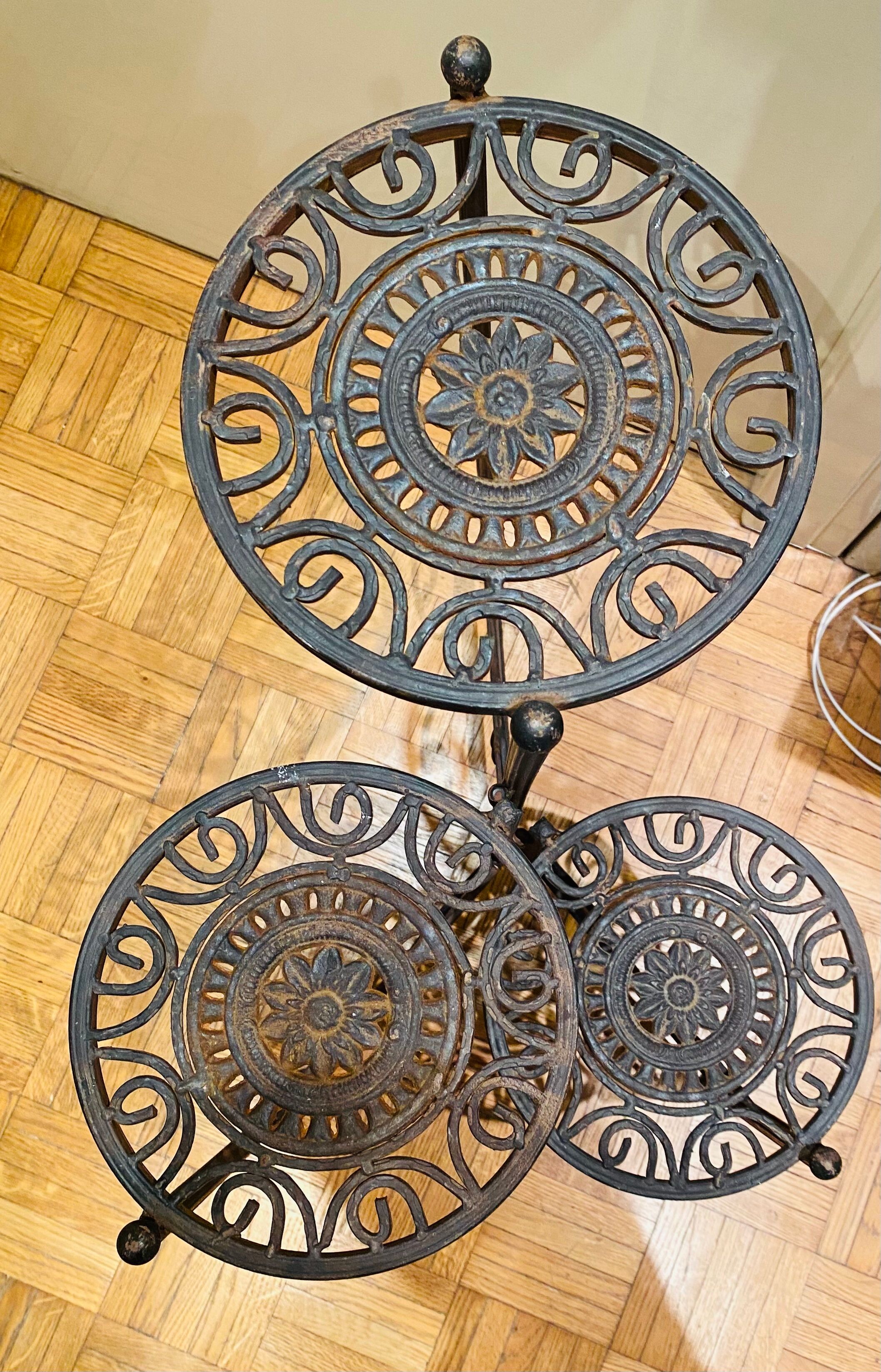 Cast iron pot holder