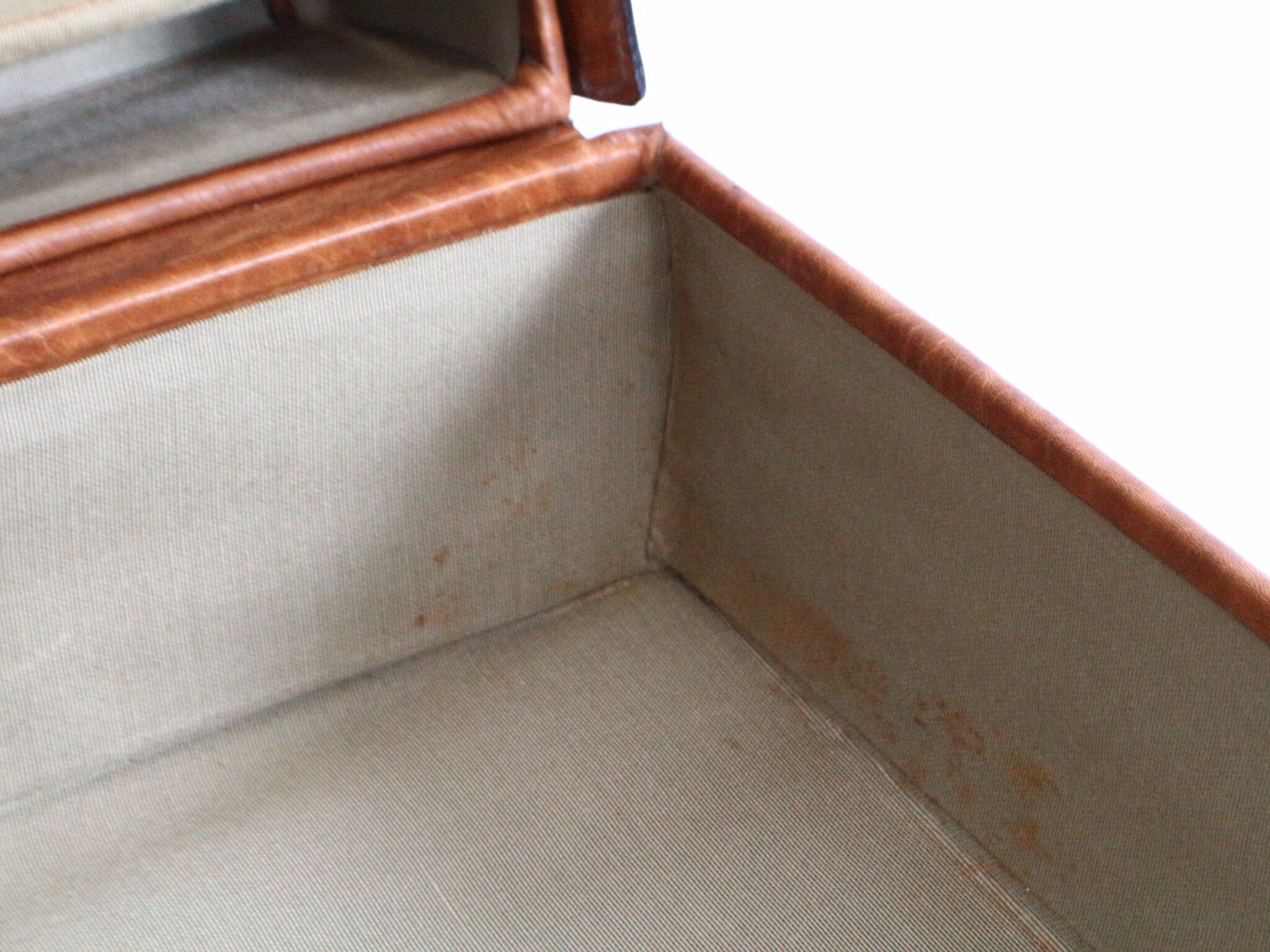 Set three vintage leather suitcases