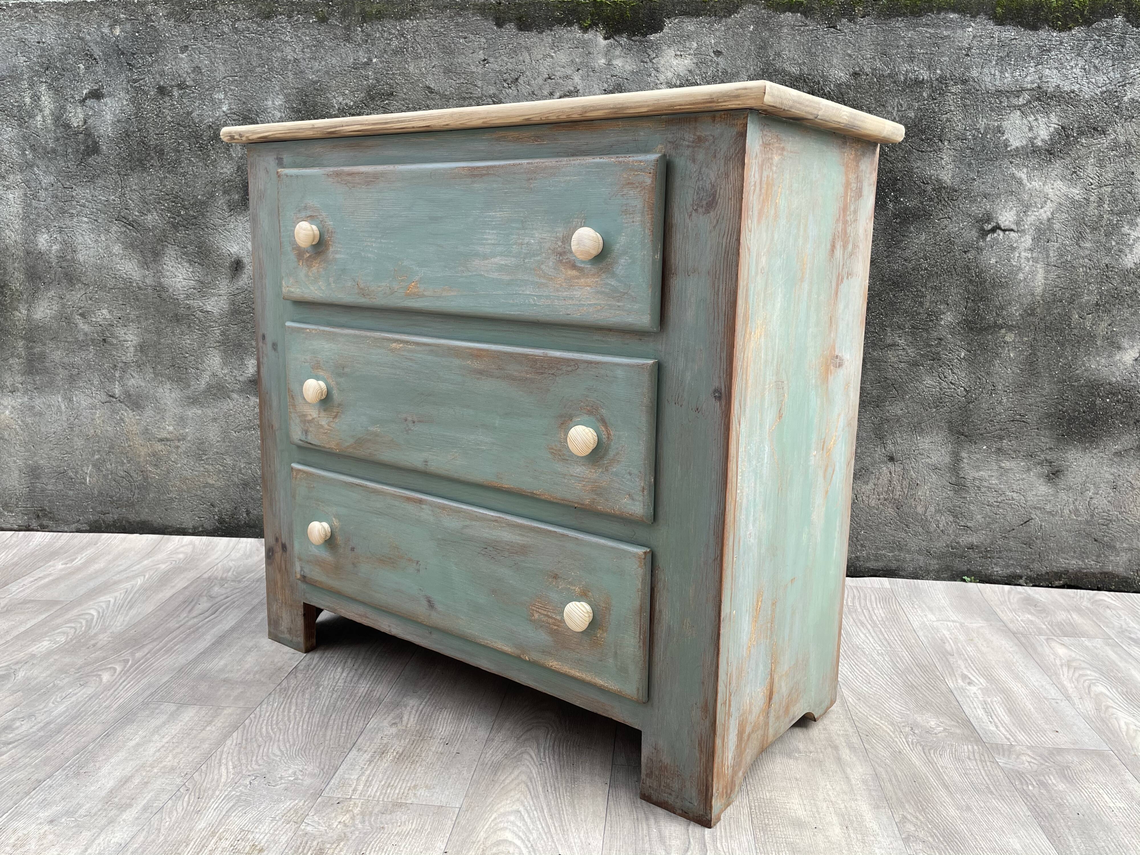 Commode en bois patinée