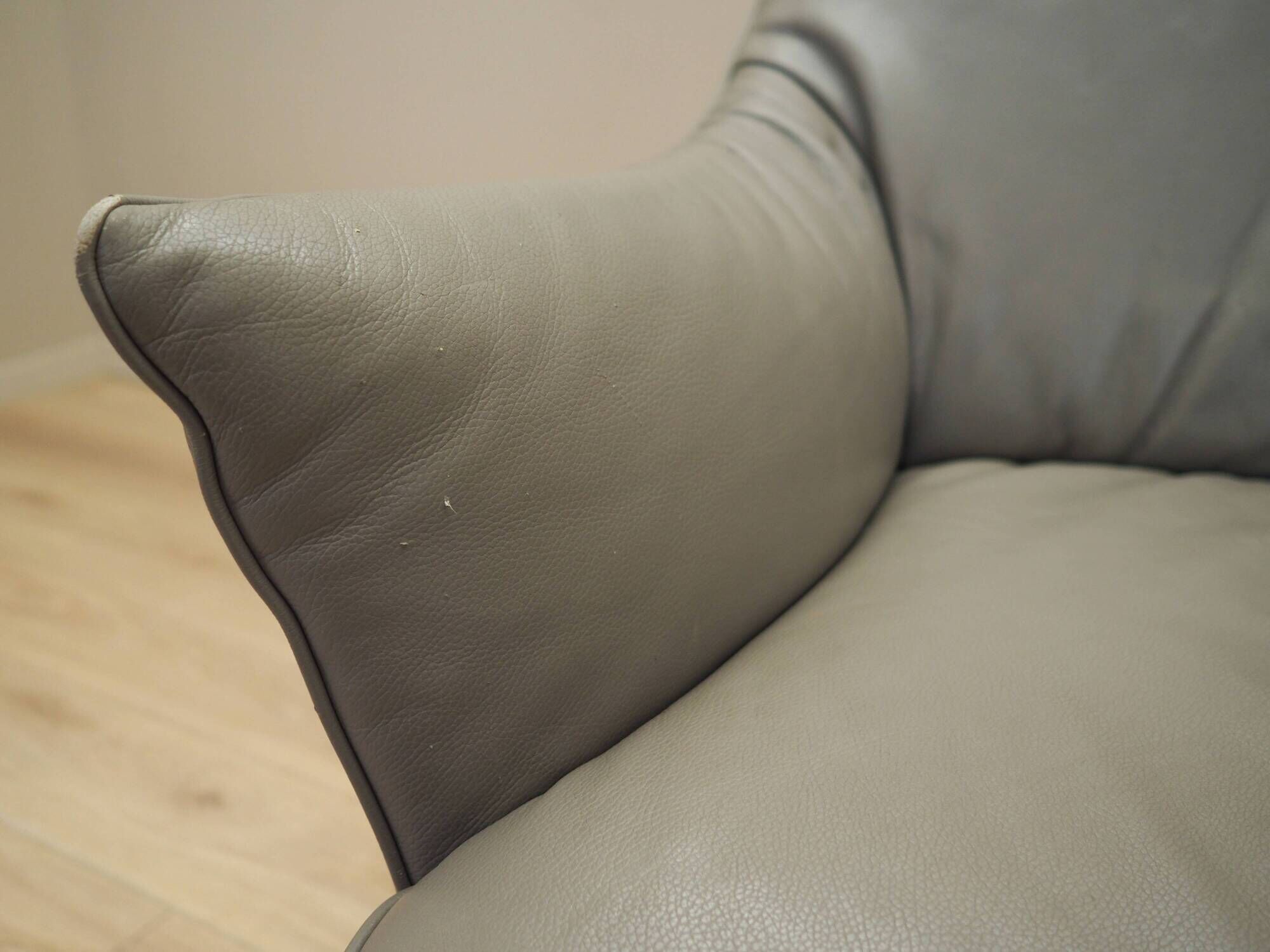 Leather swivel armchair, Italian design, 1990s, manufacture: Natuzzi