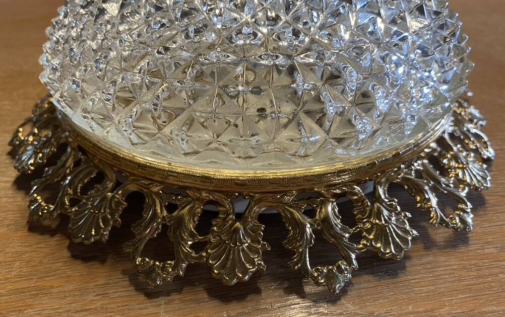 Round ceiling or wall light, in glass from the 70s, vintage.