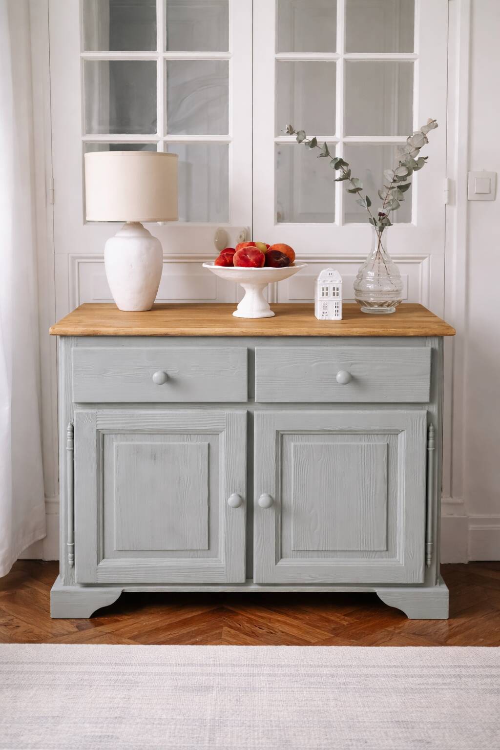 Compact buffet re-enchanted in grey-green, wooden top.