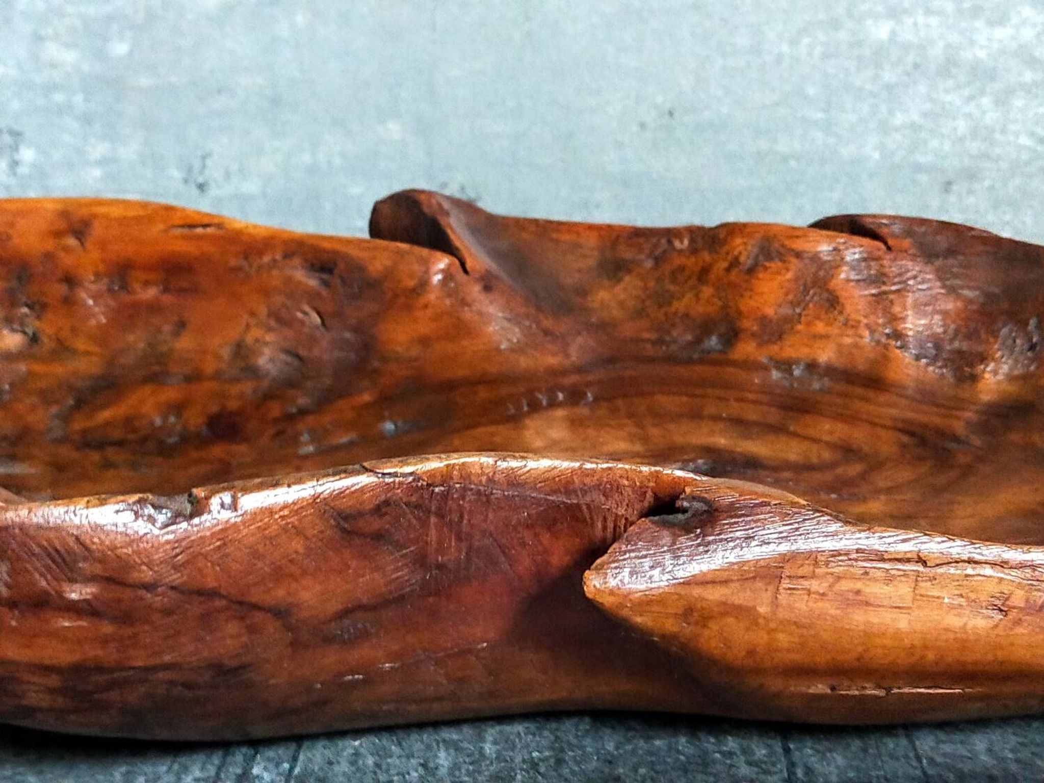 Coupe feuille en bois massif sculptée XXL ancienne