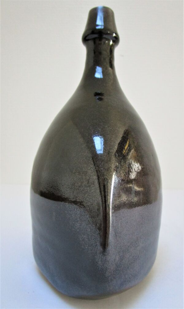 Vase bouteille grès émaillé noir par Roland Zobel