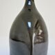 Vase bouteille grès émaillé noir par Roland Zobel
