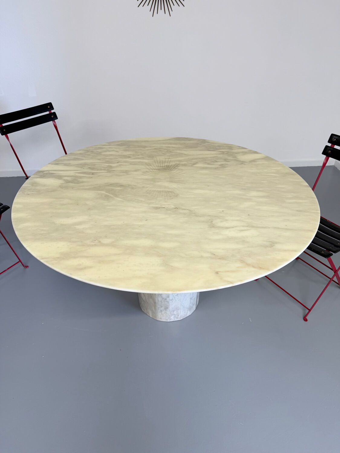 Veined marble round table with central base, Italian design from the 1970s.
