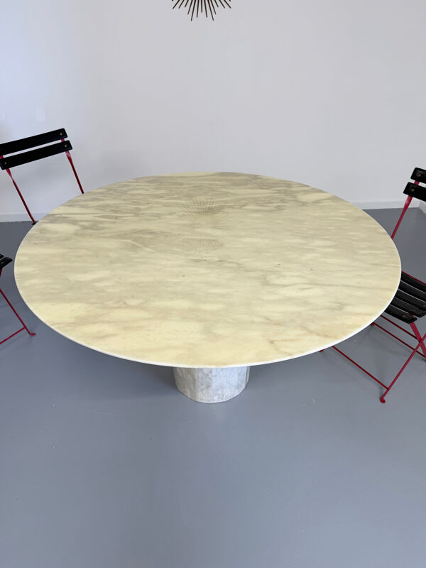 Table ronde en marbre veiné piètement central design italien années 70
