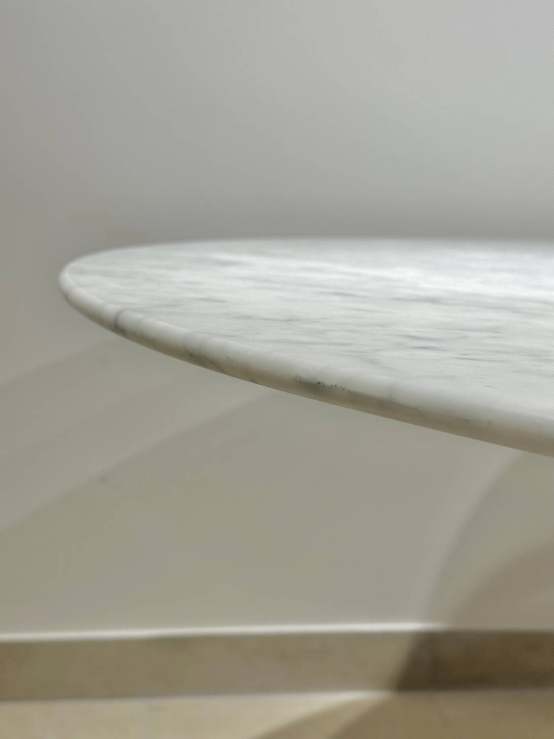 Knoll Tulip Table 137 cm in marble