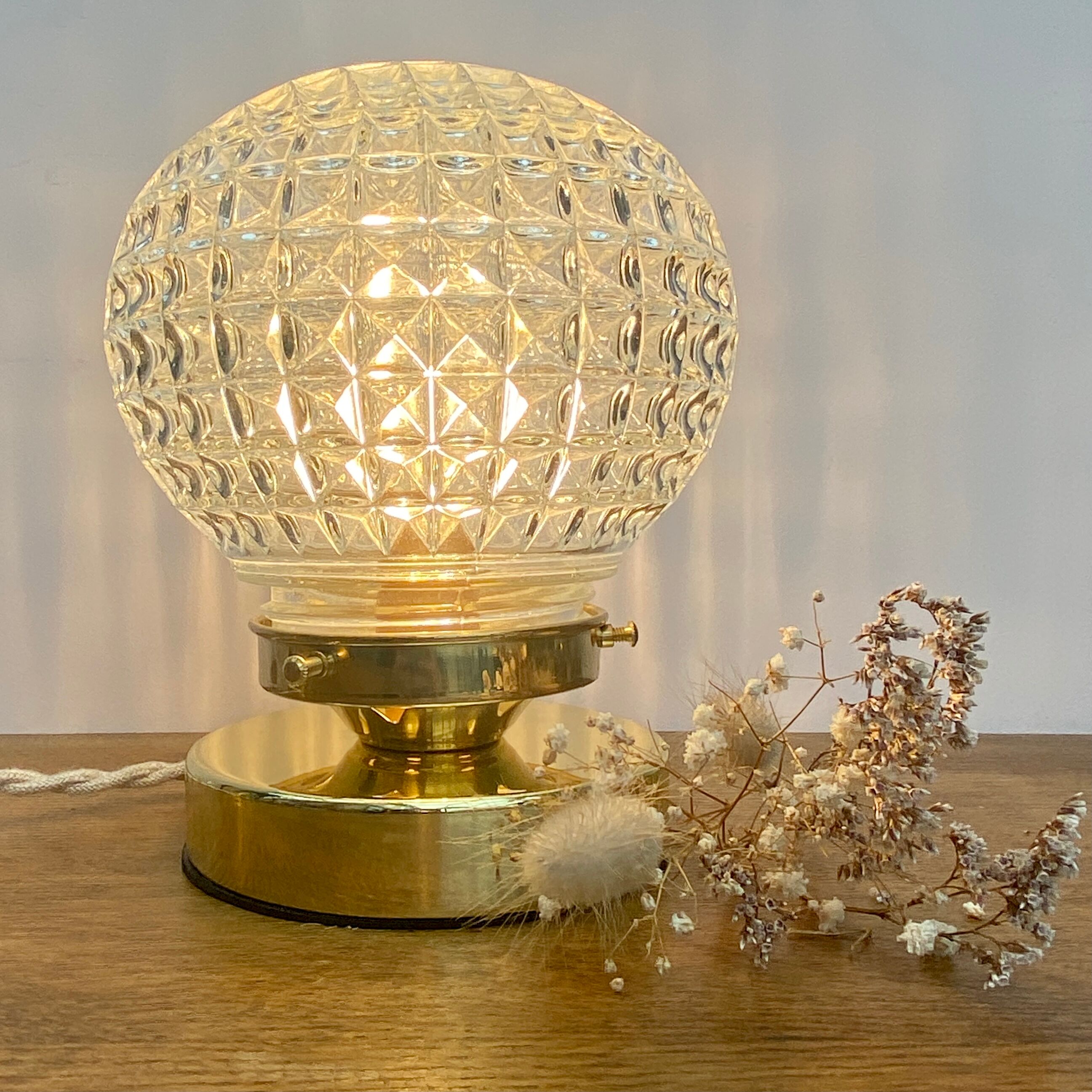 Lampe à poser globe vintage en verre moulé
