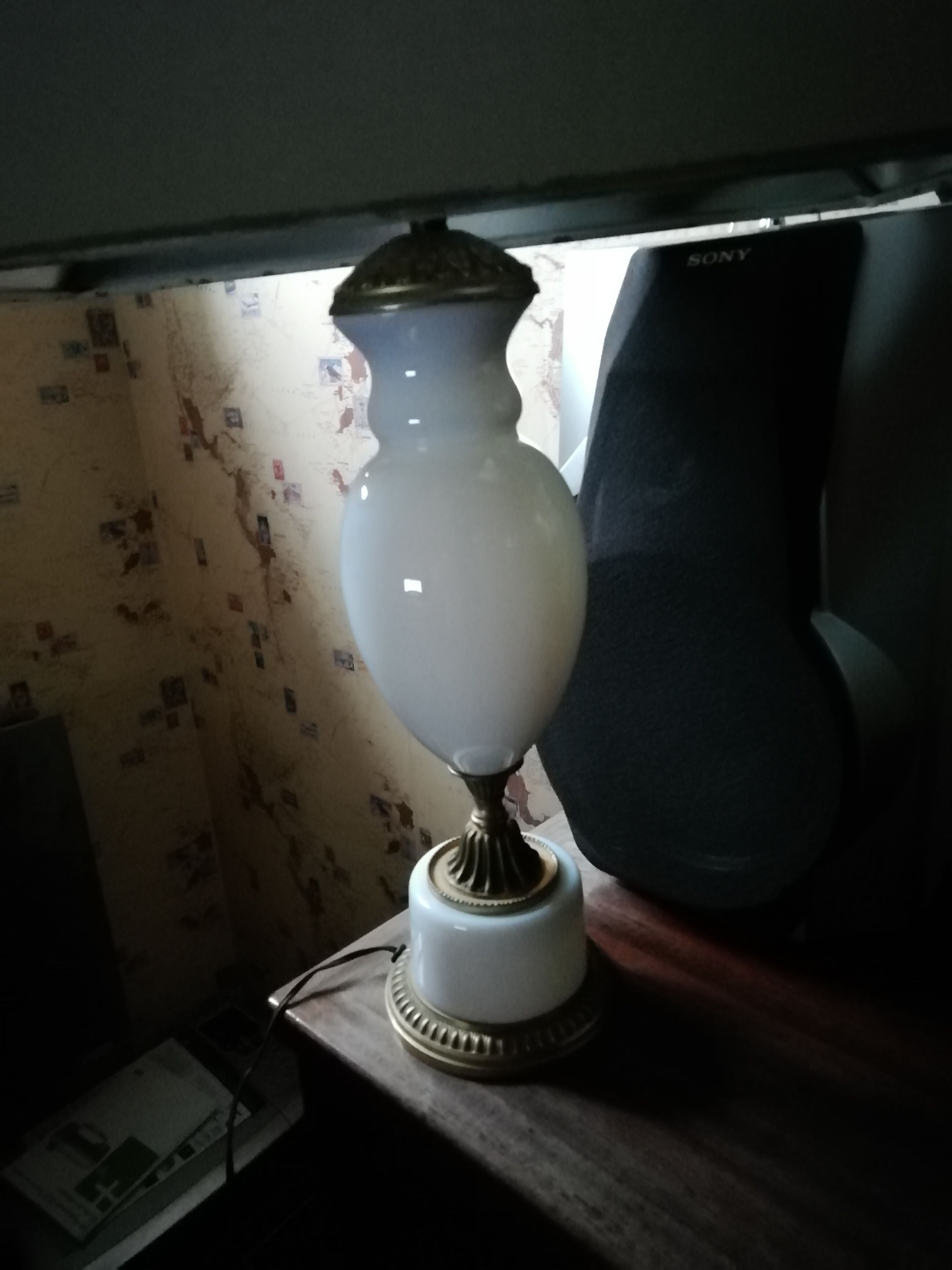 Vintage lamp with white opaline foot