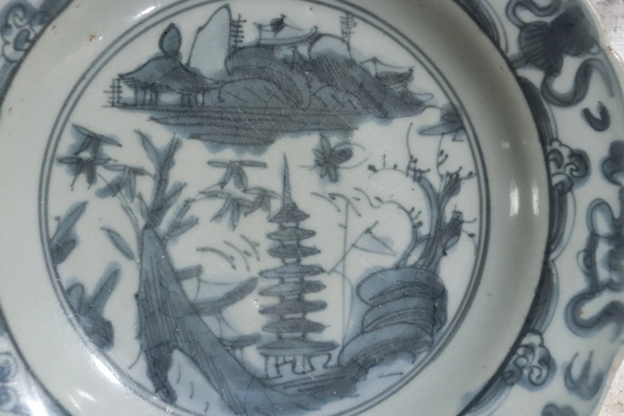Chinese Swatow dish with pagoda landscape – late Ming, ca. 1600
