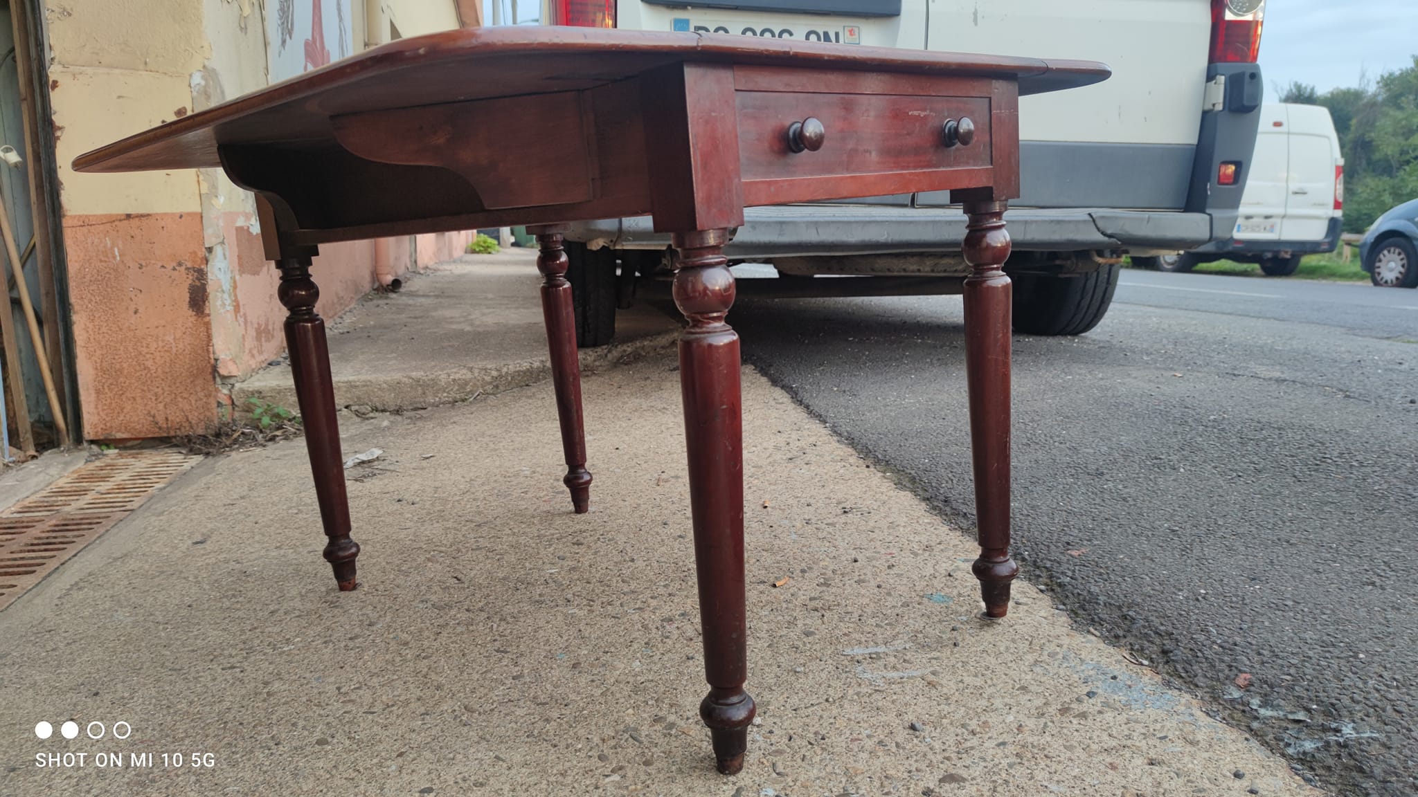 English wing table dating from the mid-19th century