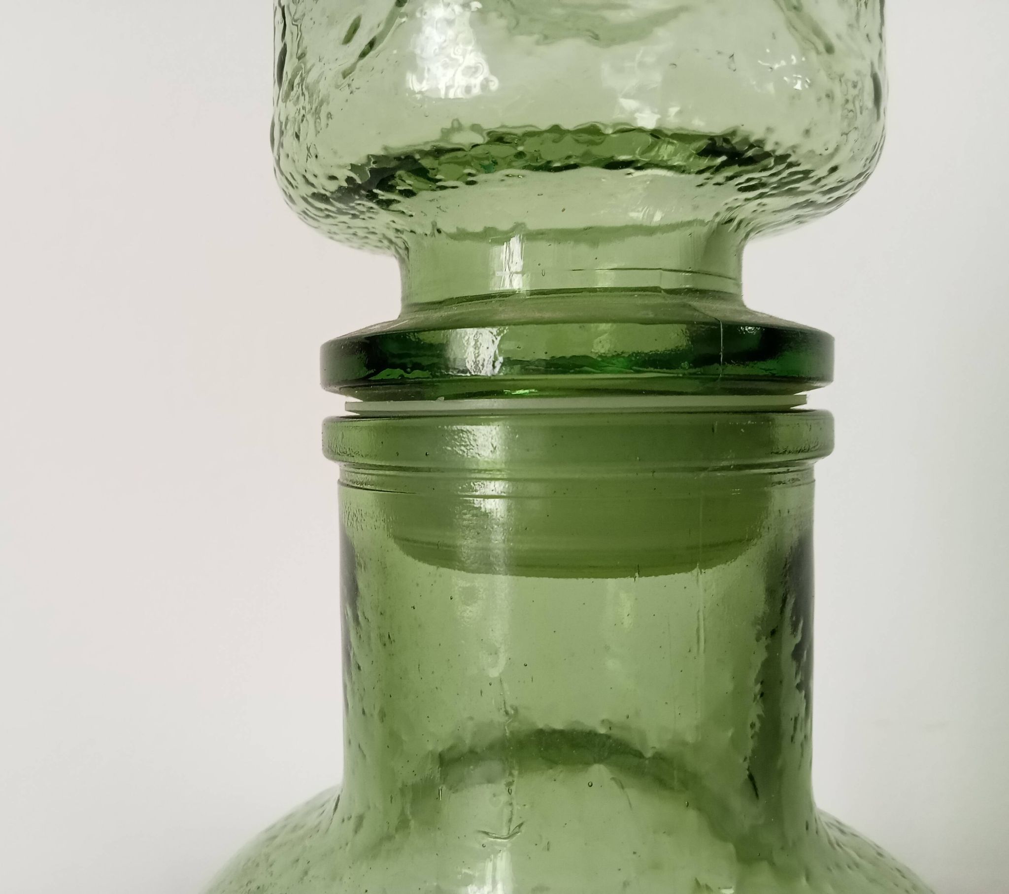 Carafe vintage années 60 en verre moulé bullé