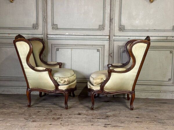 Paire De Bergères de style Louis XV En Noyer Finement Sculpté Vers 1920