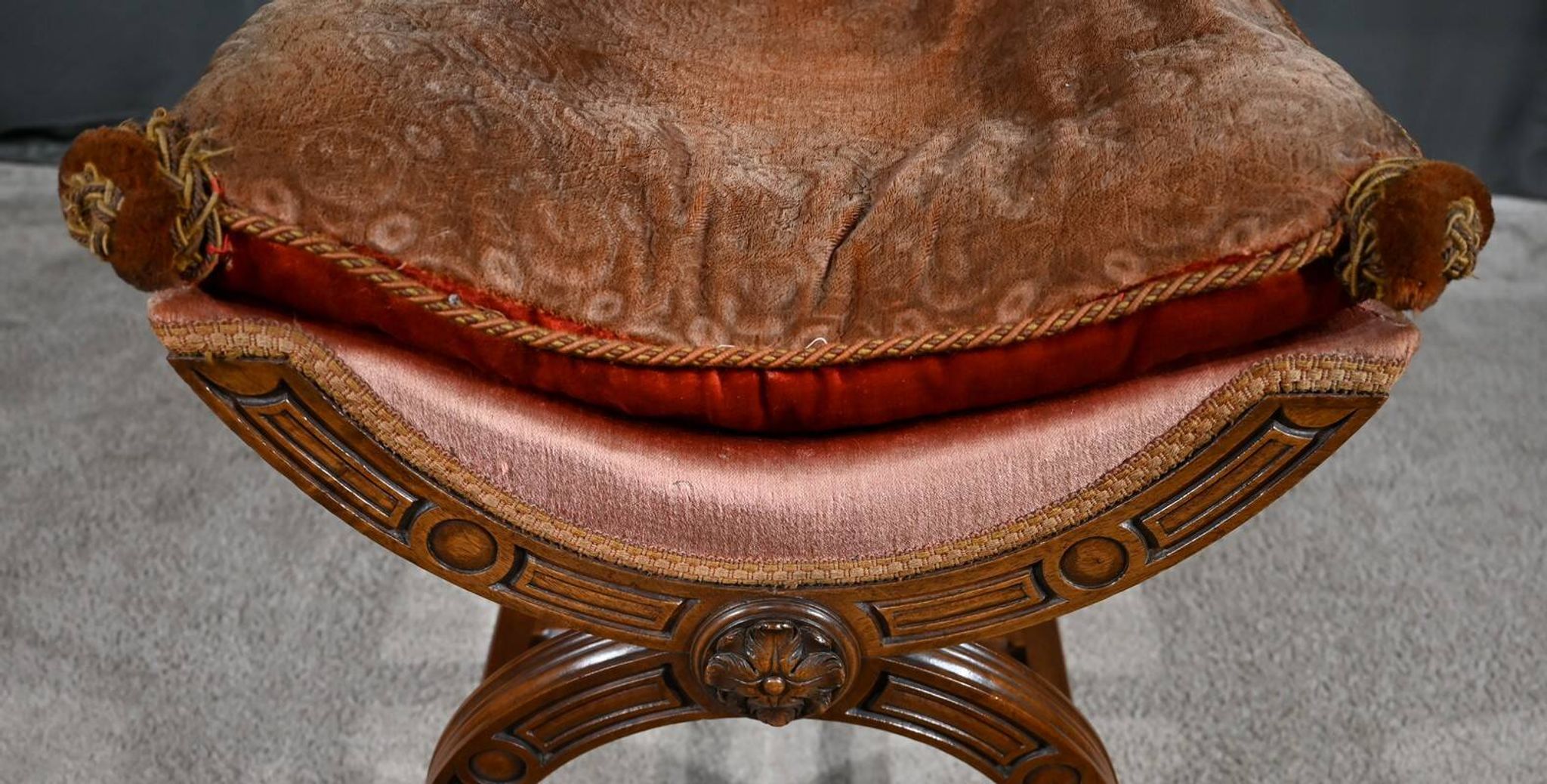 Chaise Curule en Noyer massif, goût Renaissance – Fin XIXe