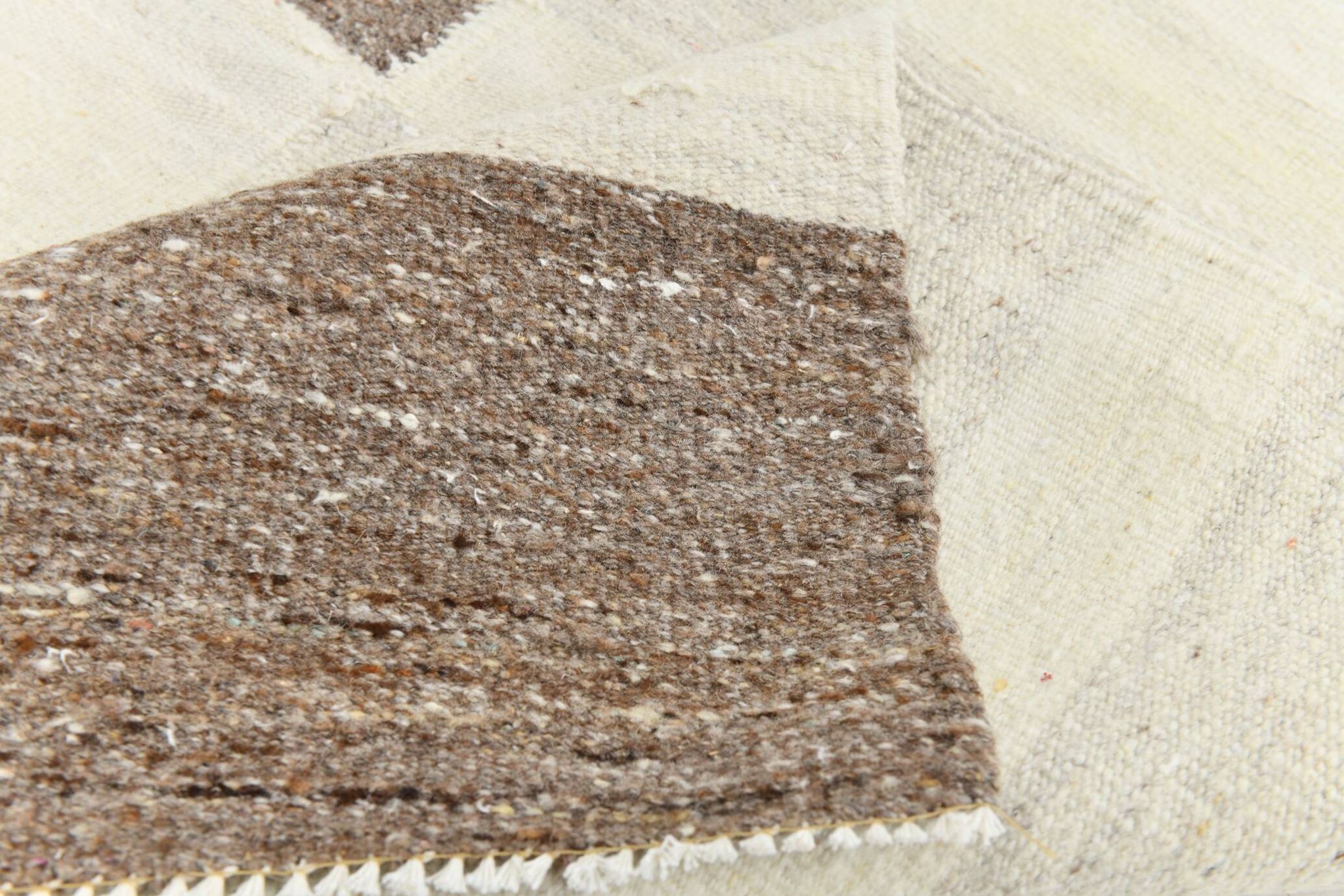 Grand tapis kilim crème et marron, 255 x 313 cm
