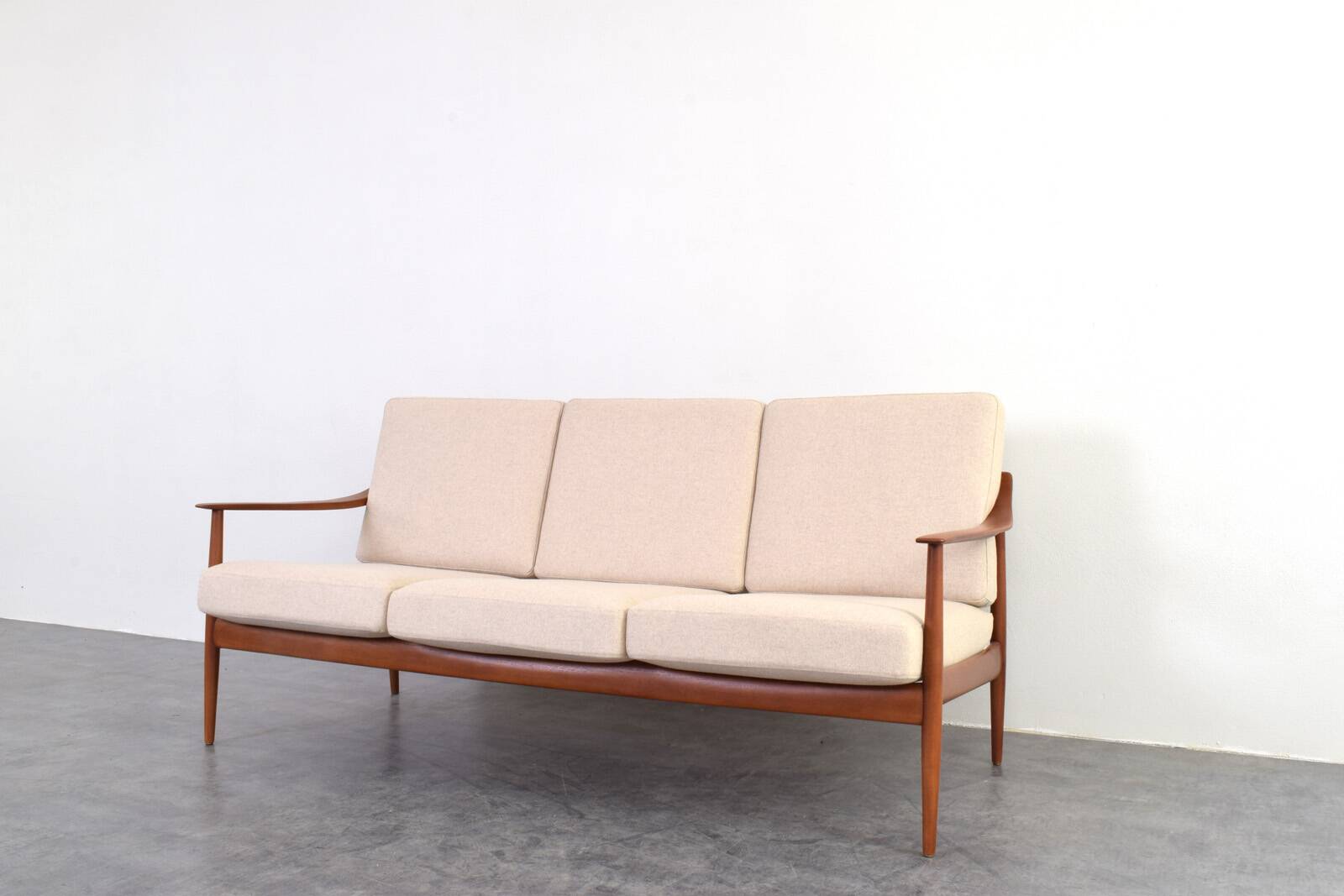Mid-Century Teak Sofa from Knoll Antimott, 1960s.