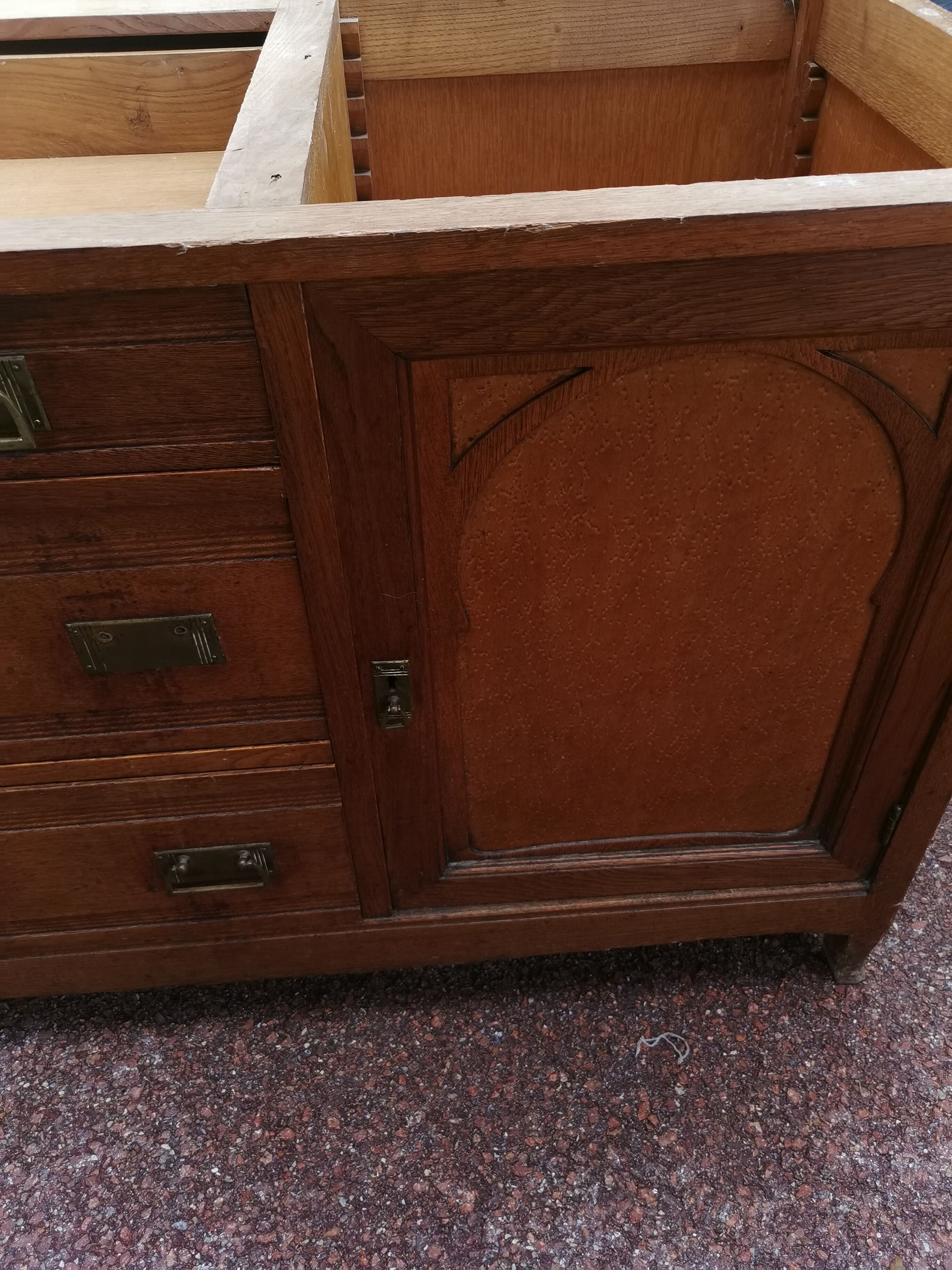 Toilet dresser