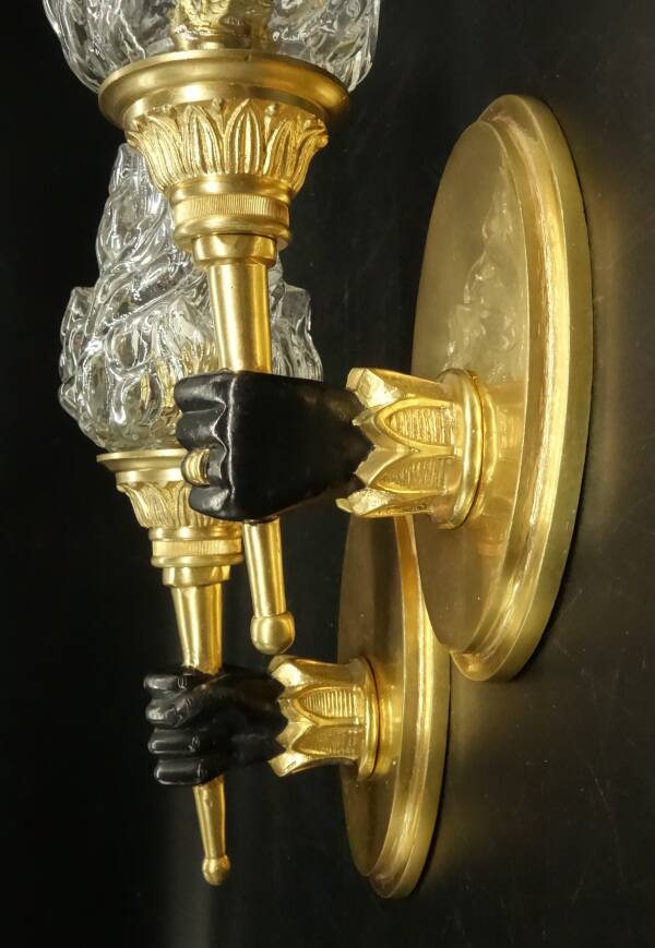 Pair of torchiere wall lights with hands - gilded bronze and black patina
