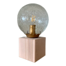 Lampe à poser globe vintage en verre et pied en bois
