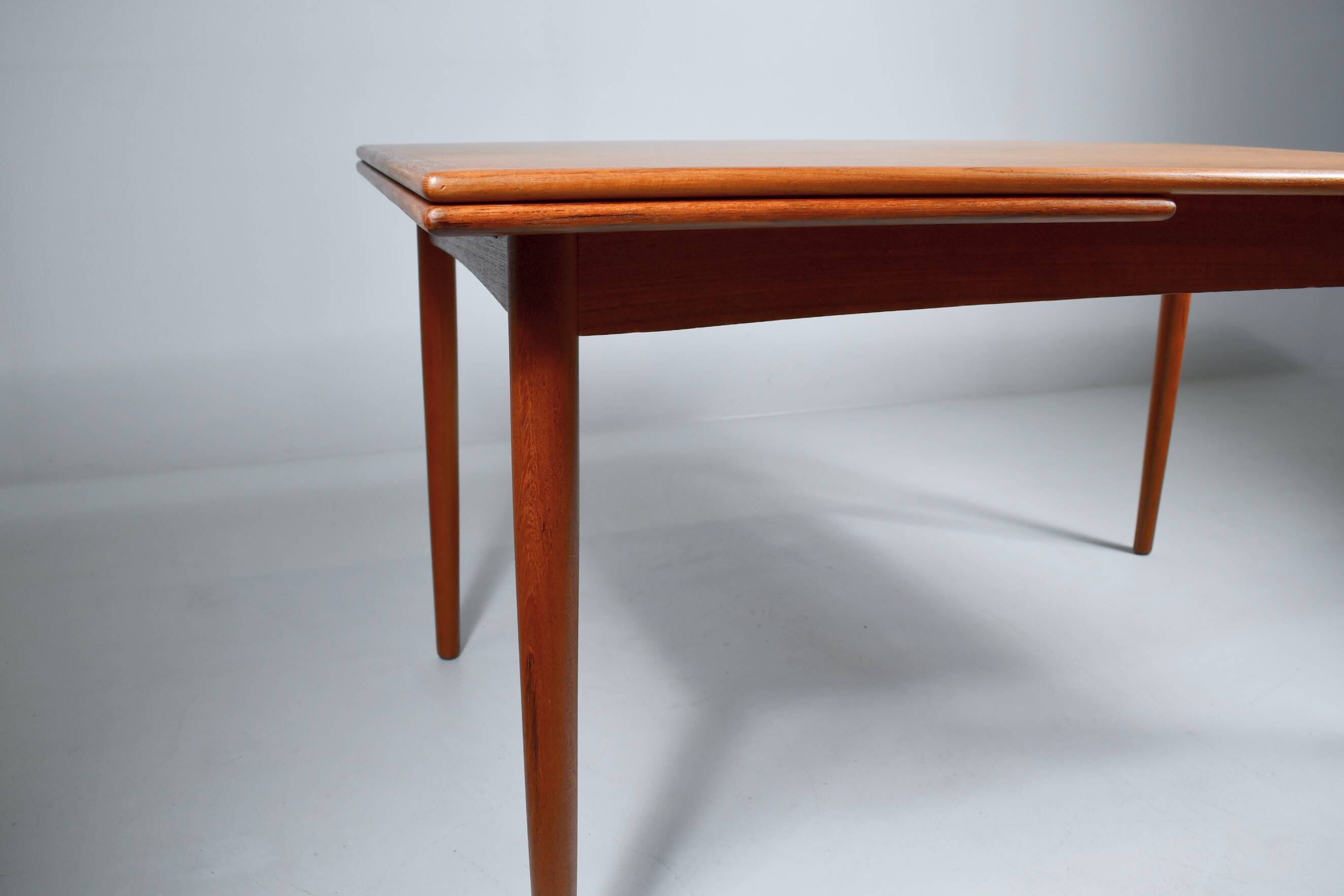 Table à manger en teck par Georg Petersens. Danemark, années 1960.