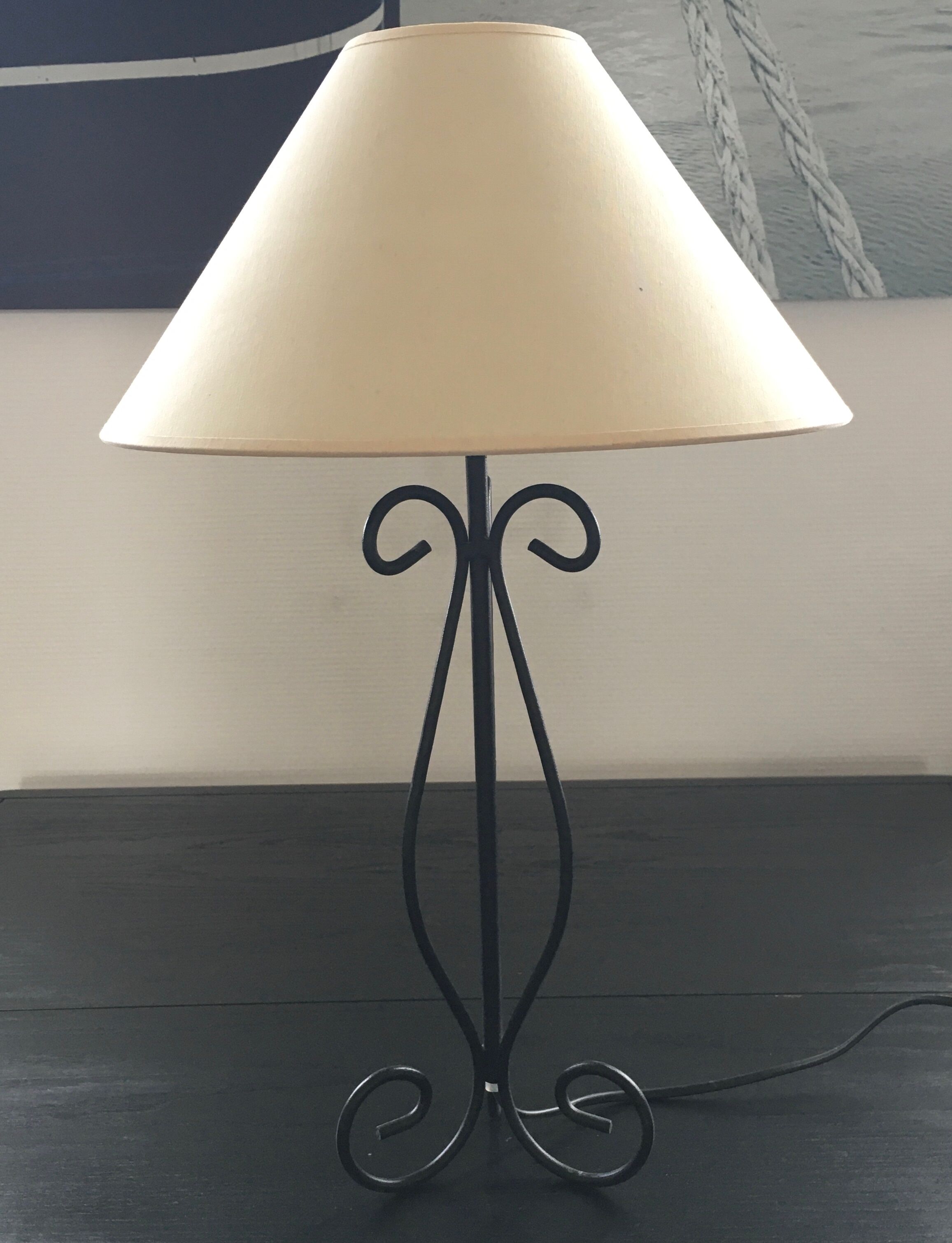 Tripod spiral lamp