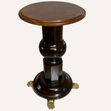 Table d’appoint en acajou vintage avec pieds à griffes en laiton