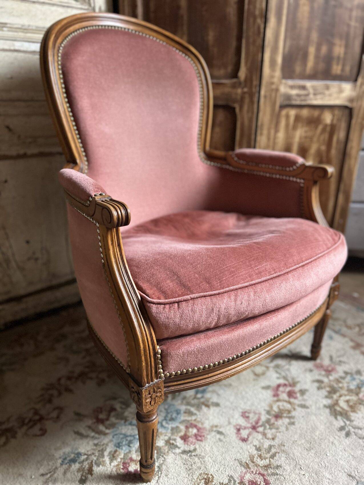 Small Louis XVI armchair in old rose velvet, removable seat – Chic and comfortable
