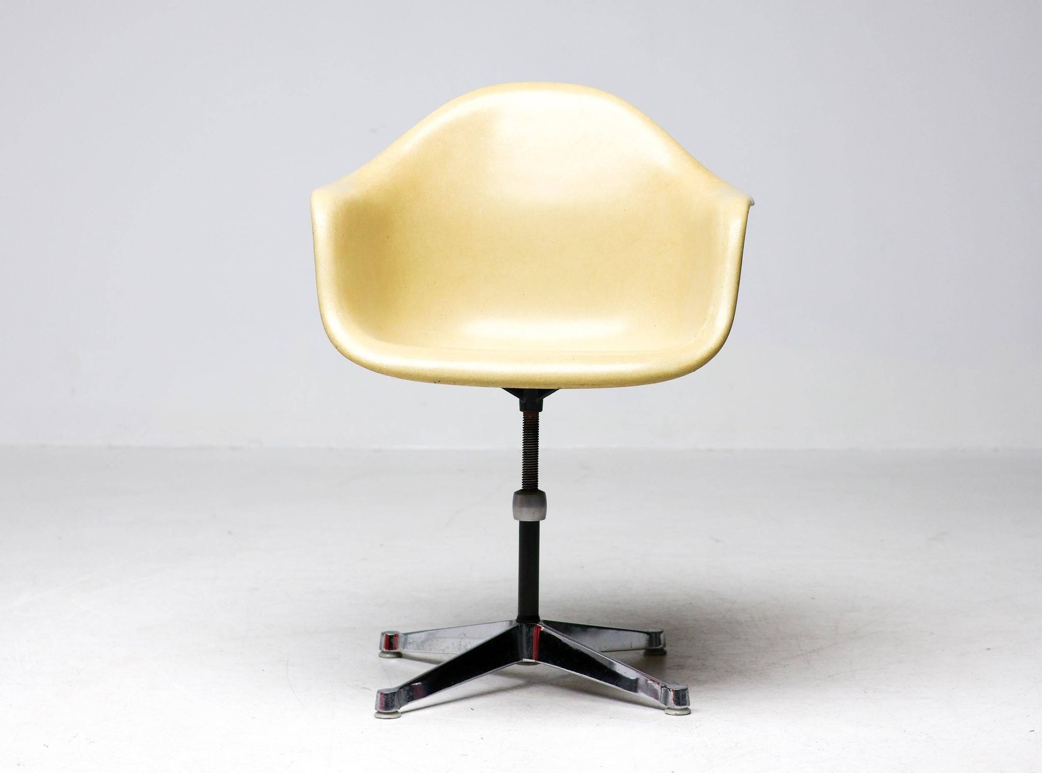 Chair based on the contract by Charles and Ray Eames for Herman Miller.