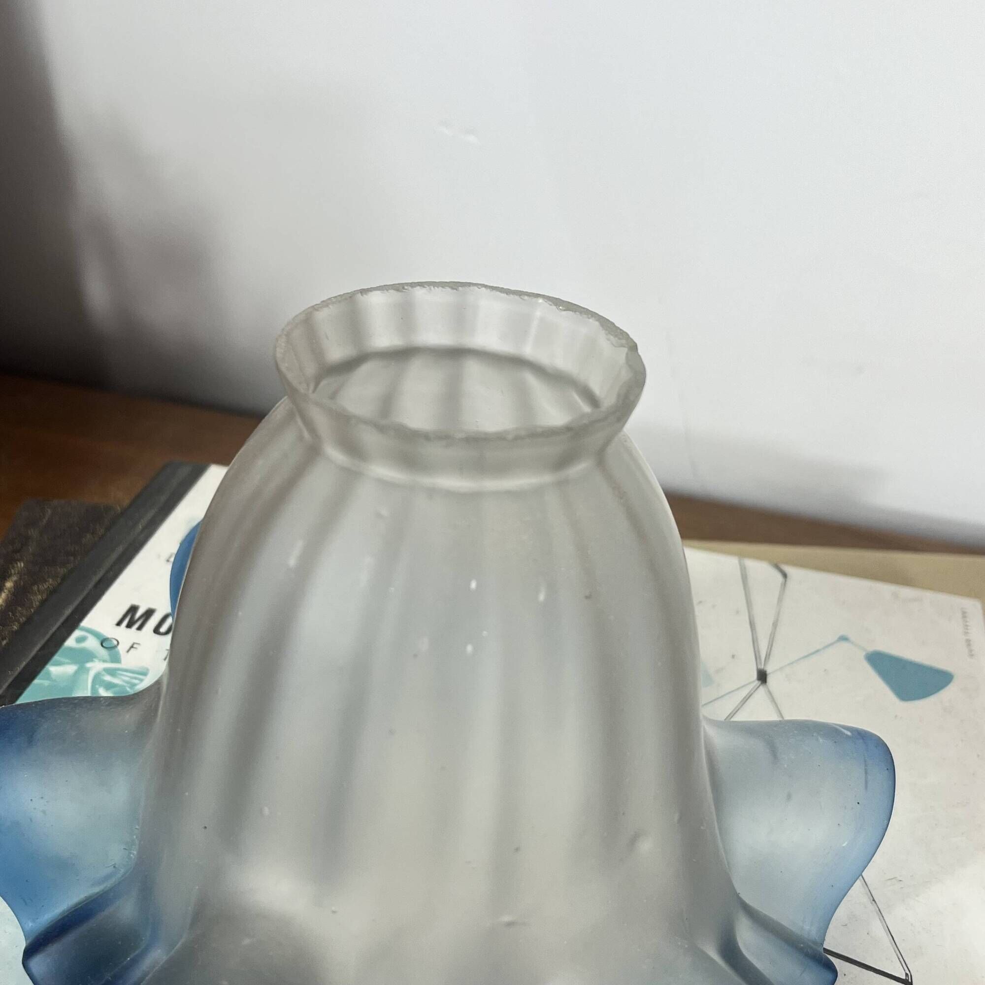 Abat jour tulipe ancienne en verre transparent bord bleu