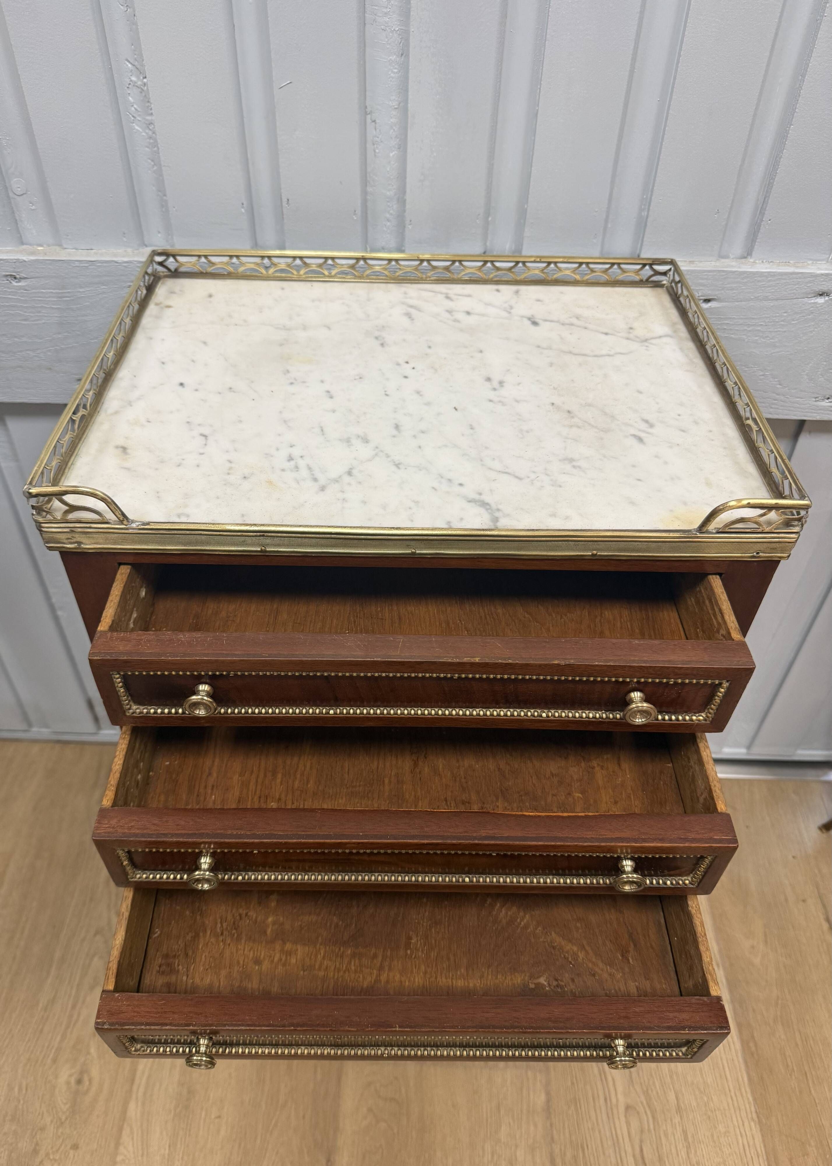 Table, chiffonnière en acajou