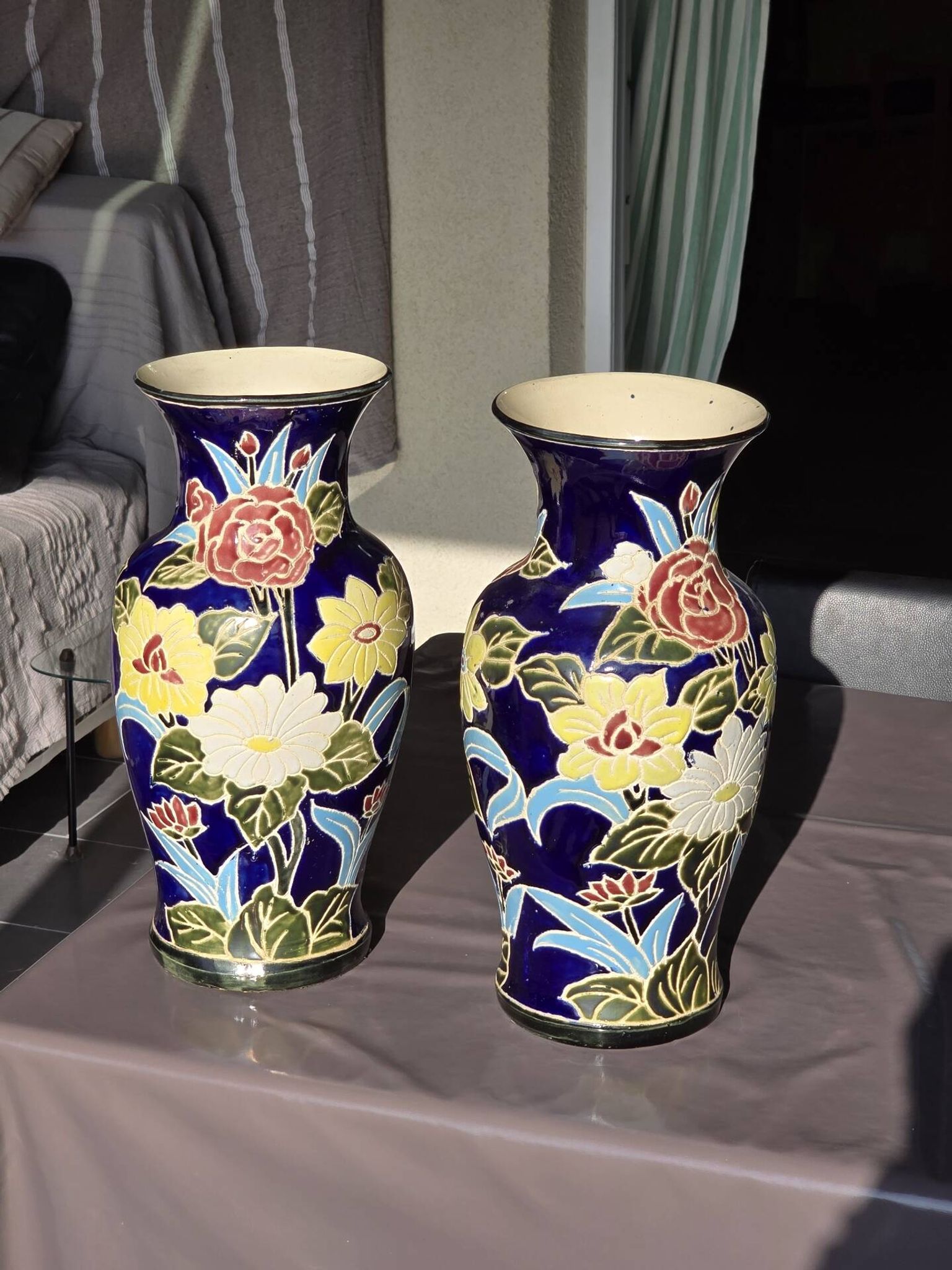 Pair of Dien Thao cobalt blue vases, 20th century.
