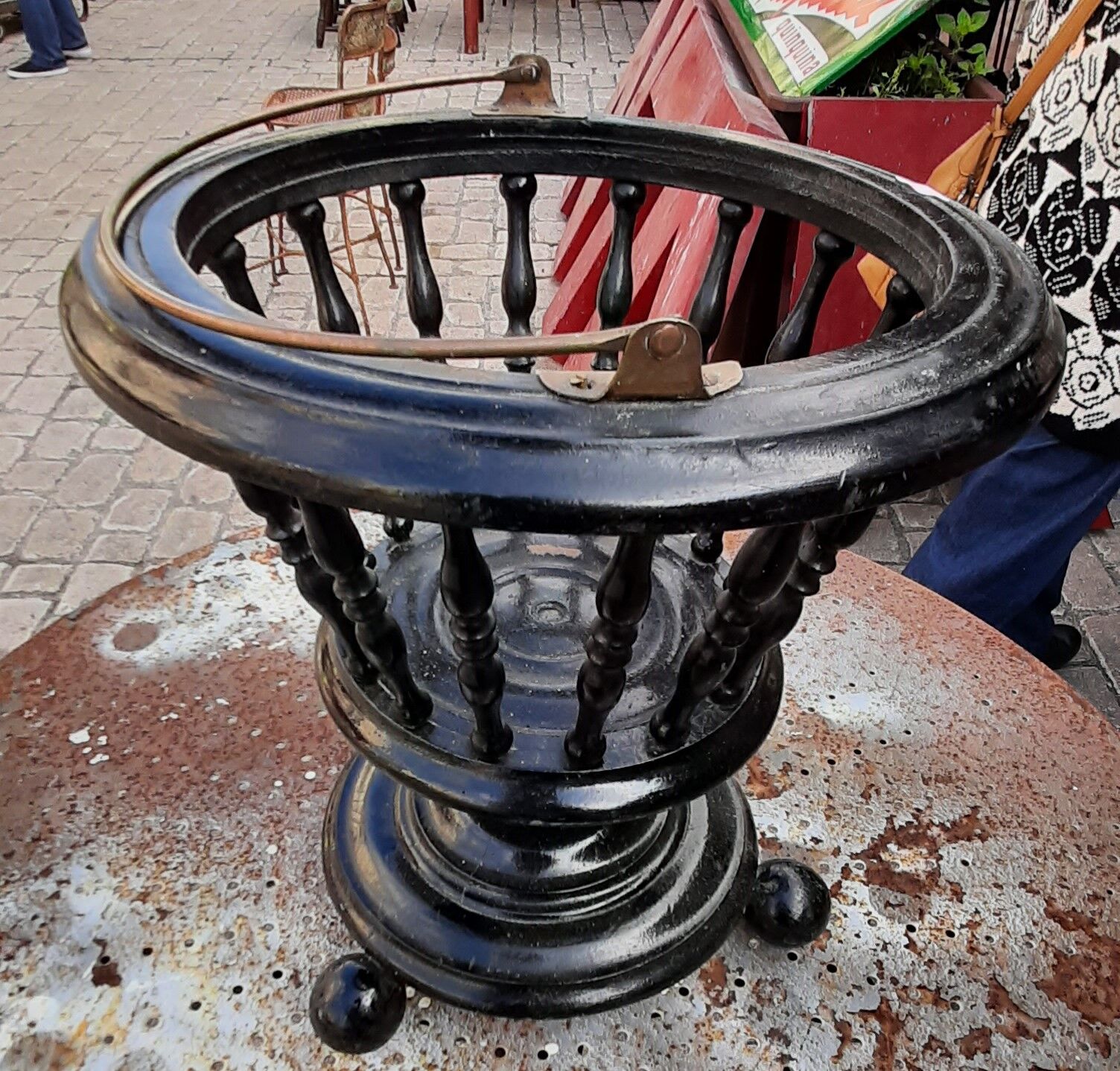 Openwork pot cover copper handle