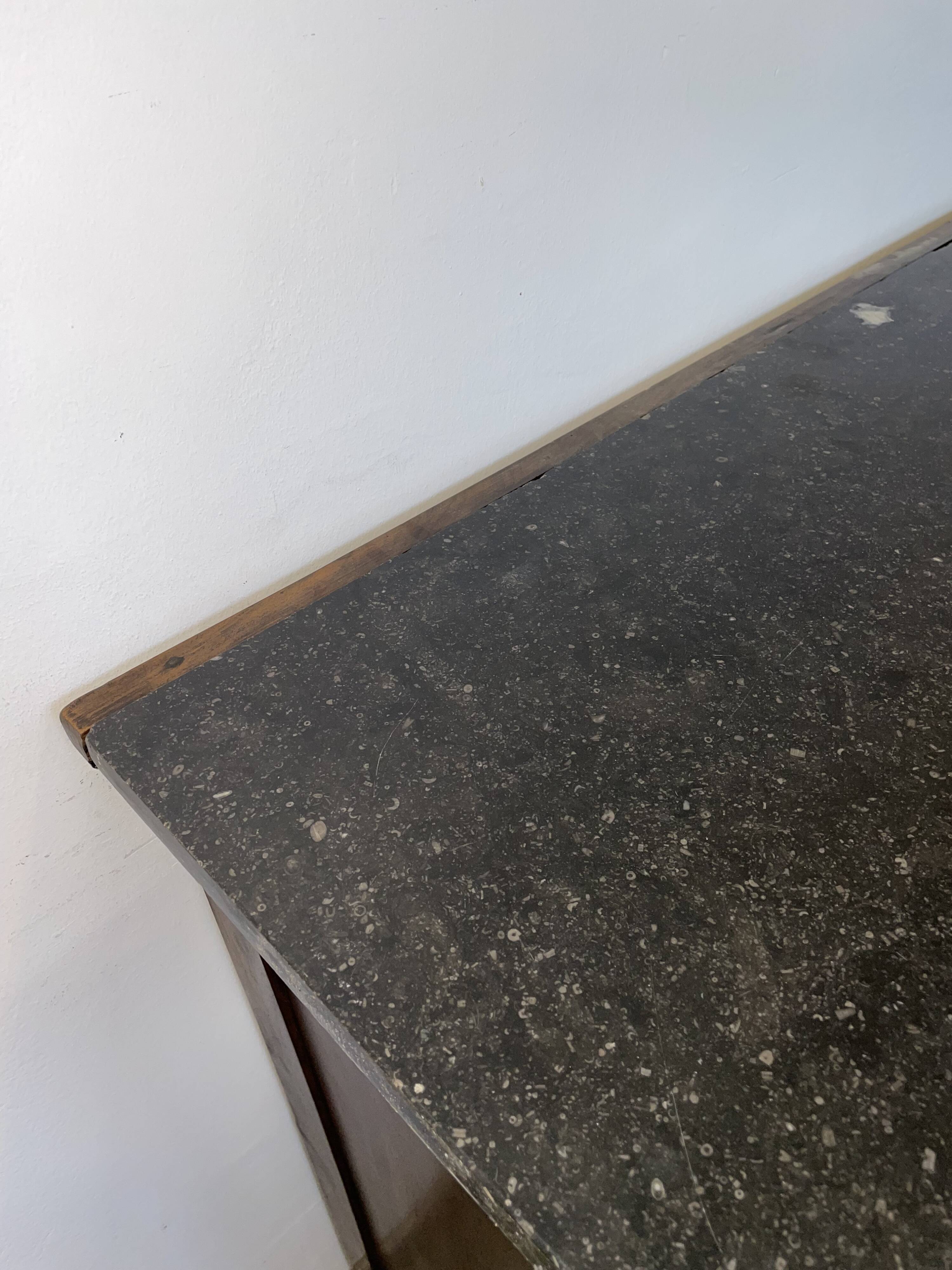 Commode d'époque Empire à colonnes détachées