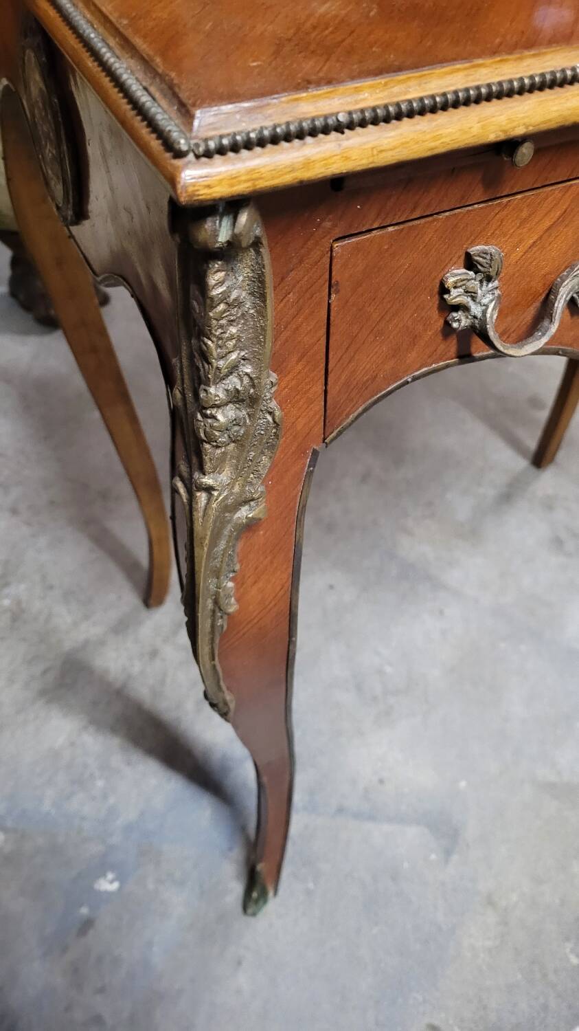 Louis XV bonheur du jour in rosewood marquetry decorated with bronze.