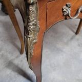 Bonheur du Jour Louis XV en marqueterie bois de rose décorées en bronze