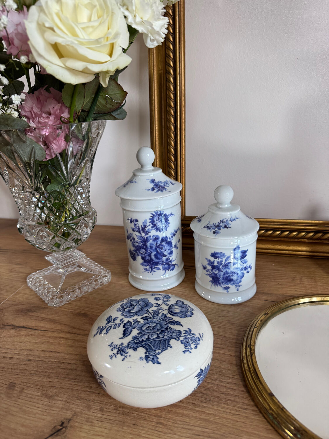 Lot of two porcelain boxes