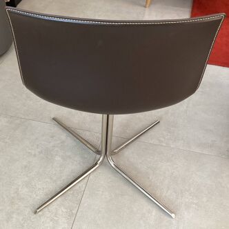 Set of 2 leather chairs on chrome steel base