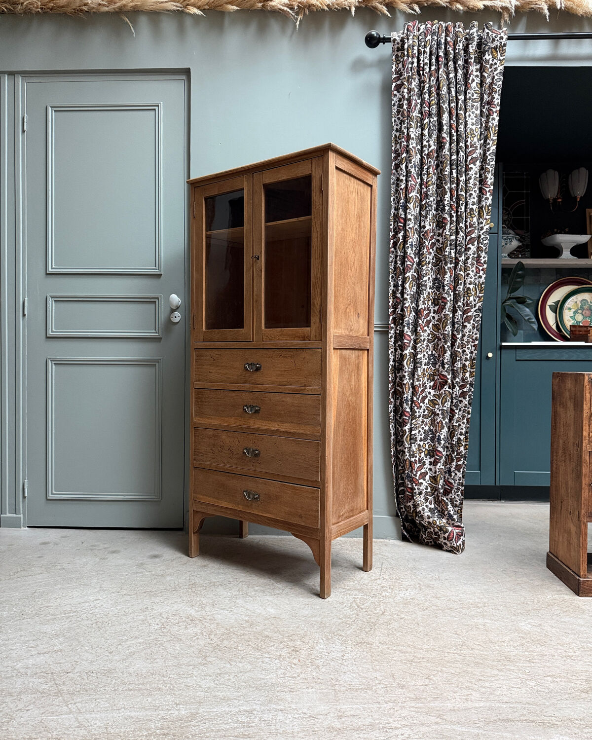 Parisian display cabinet in oak (renovated)