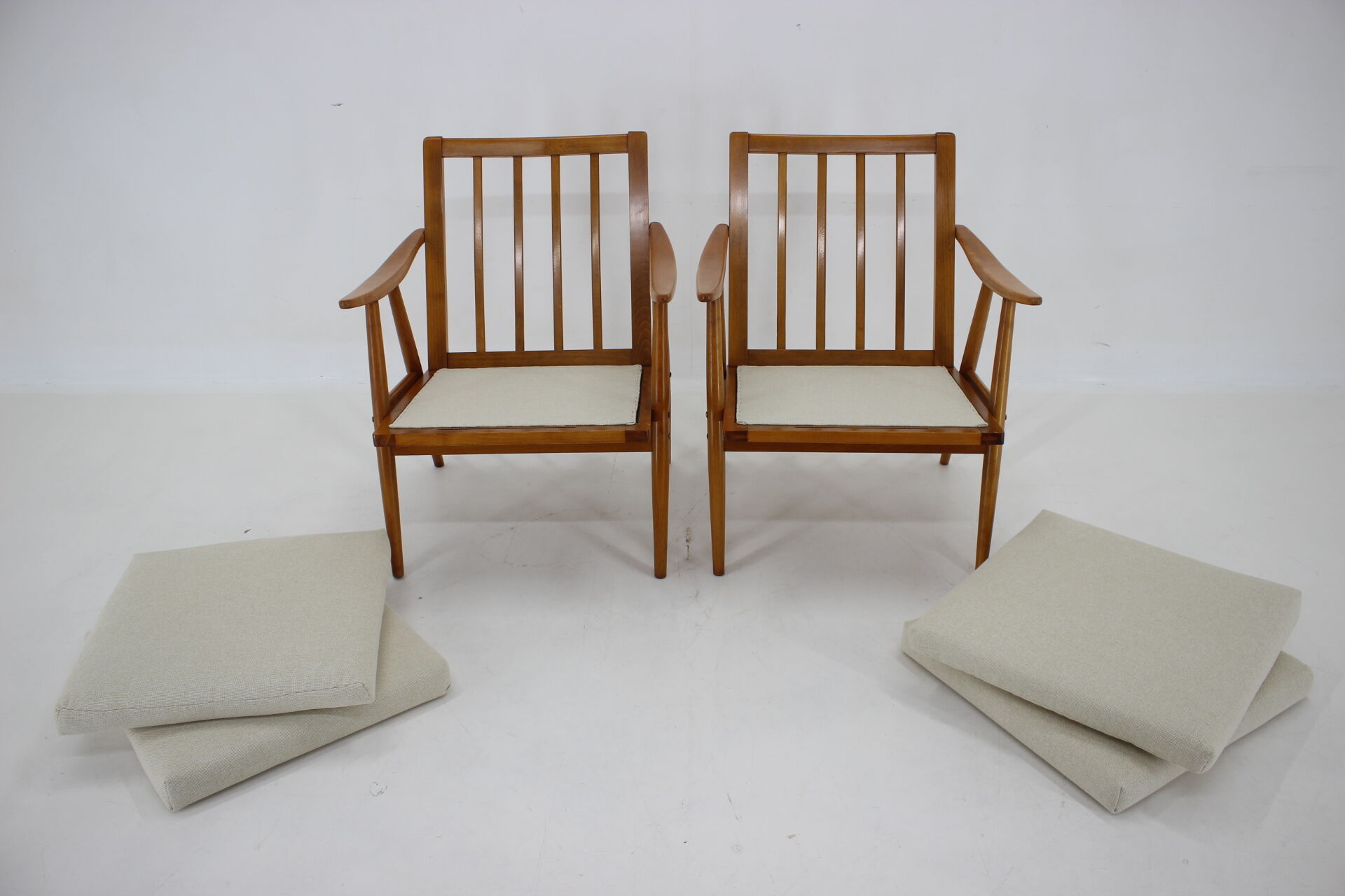 Paire de fauteuils en hêtre, Tchécoslovaquie