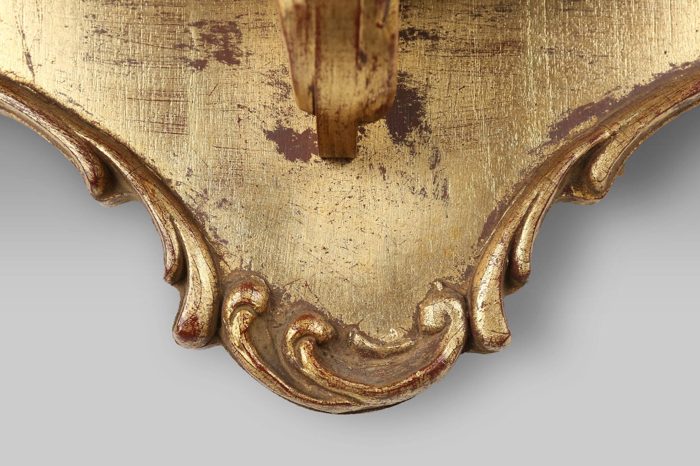 Miroir en résine dorée de style baroque Deknudt avec plateau, Belgique années 1970