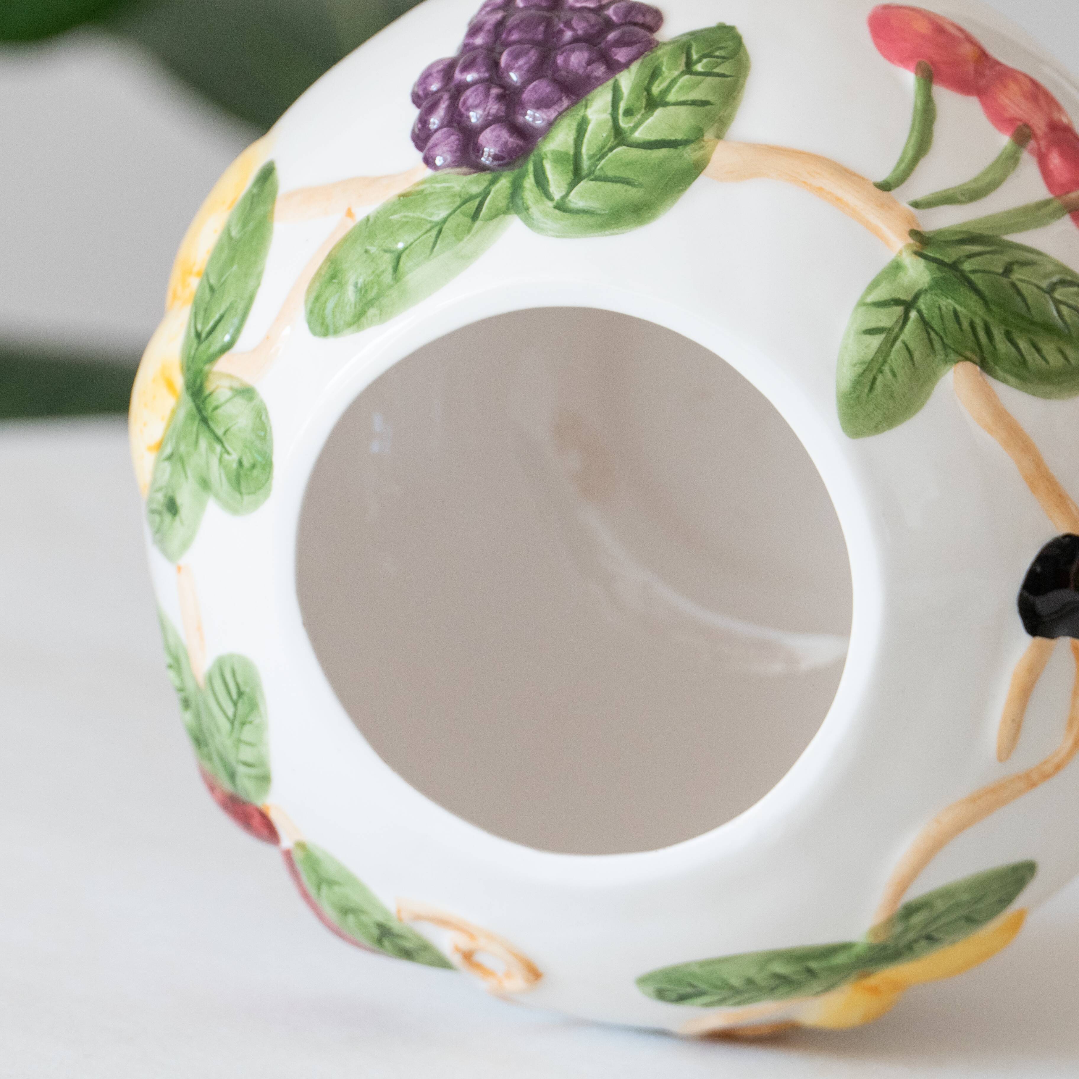 Vase boule vintage en relief barbotine fruits
