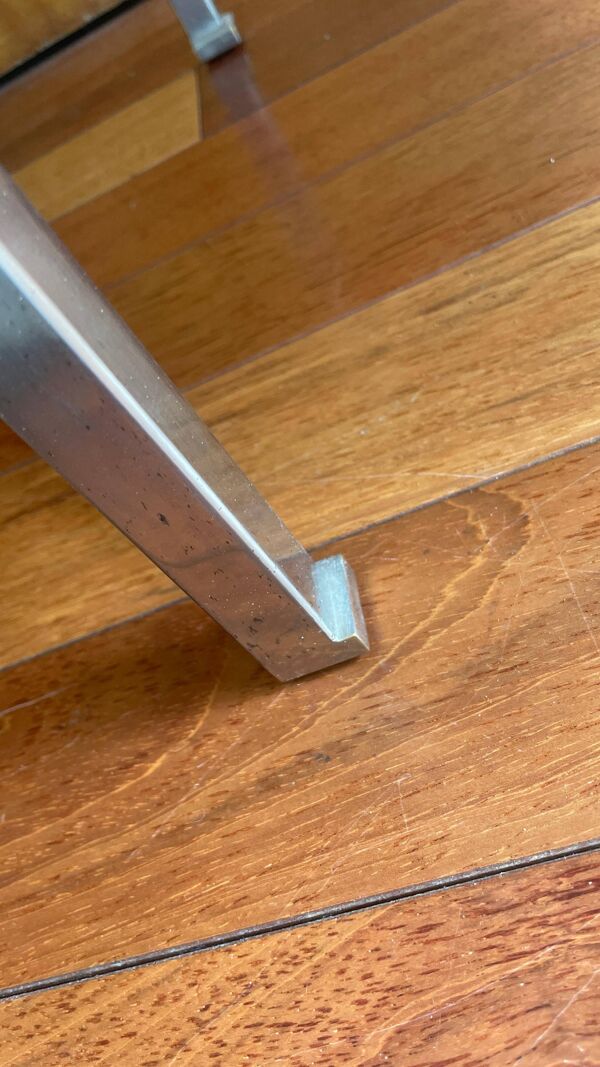 Table d’appoint moderniste en métal chromé et laque li de vin – Guy Lefevre