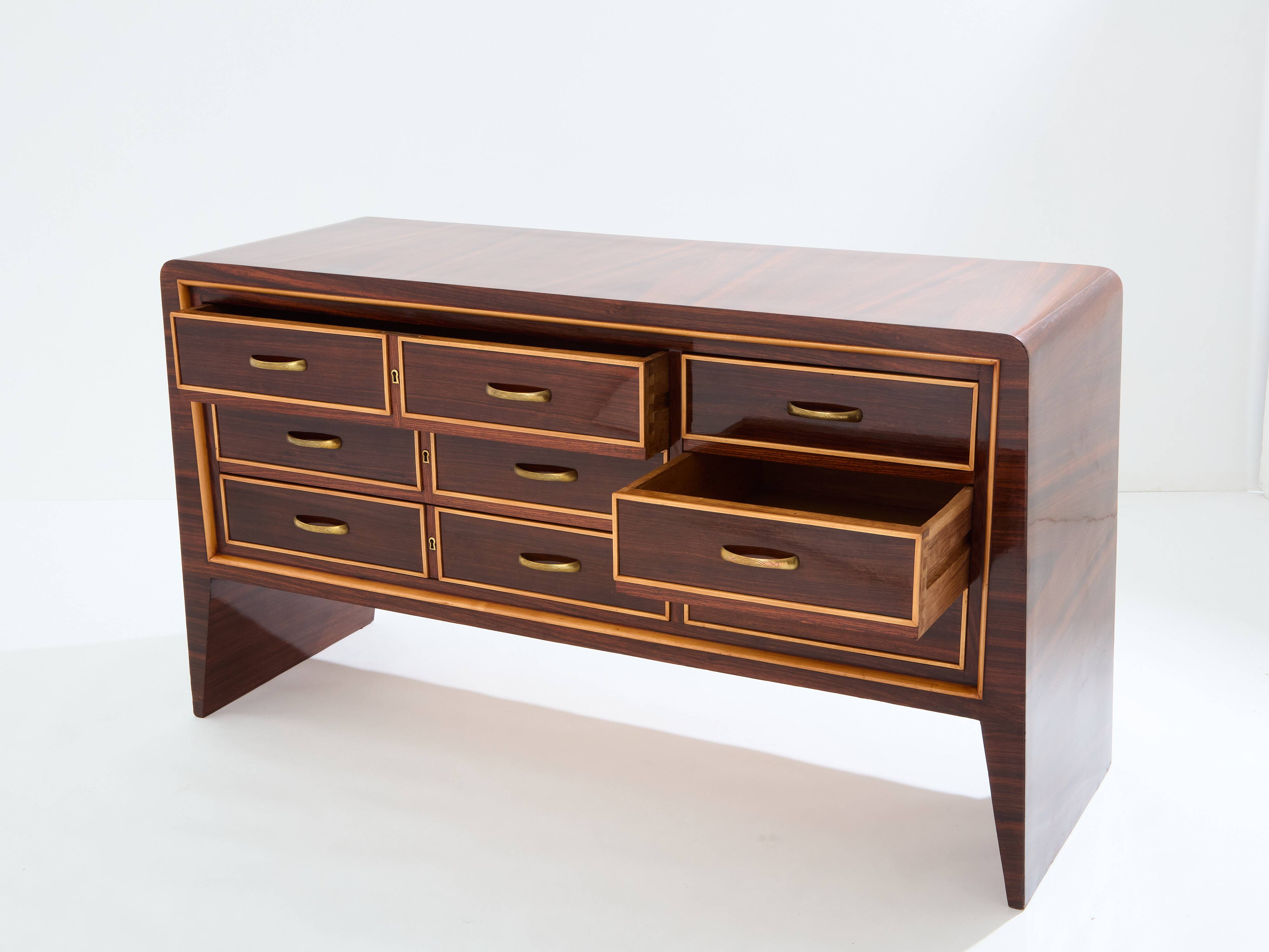 Commode de Paolo Buffa en palissandre sycomore et laiton vers 1940