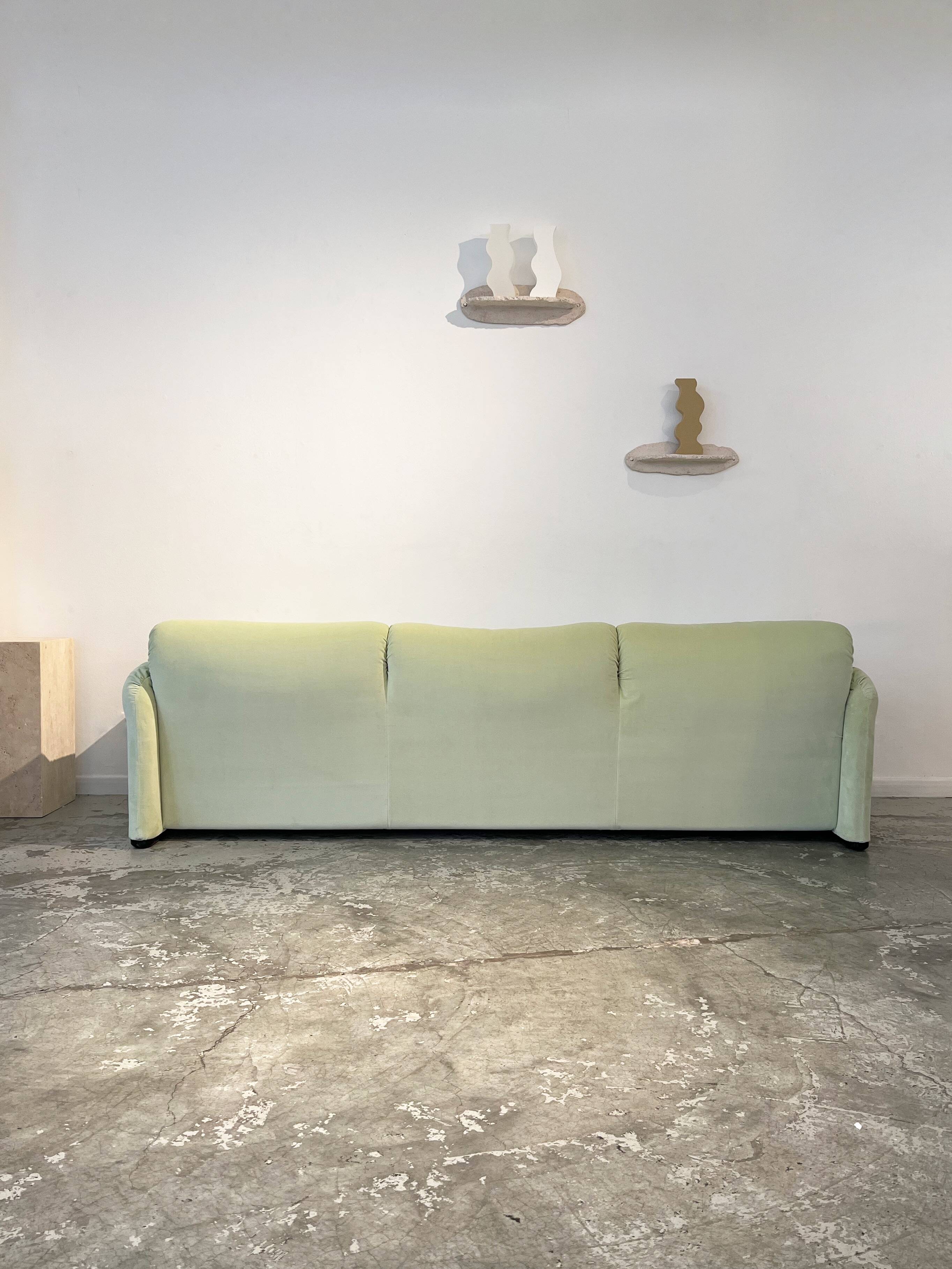 Maralunga 3-seater sofa by Vico Magistretti for Cassina Italy 1973