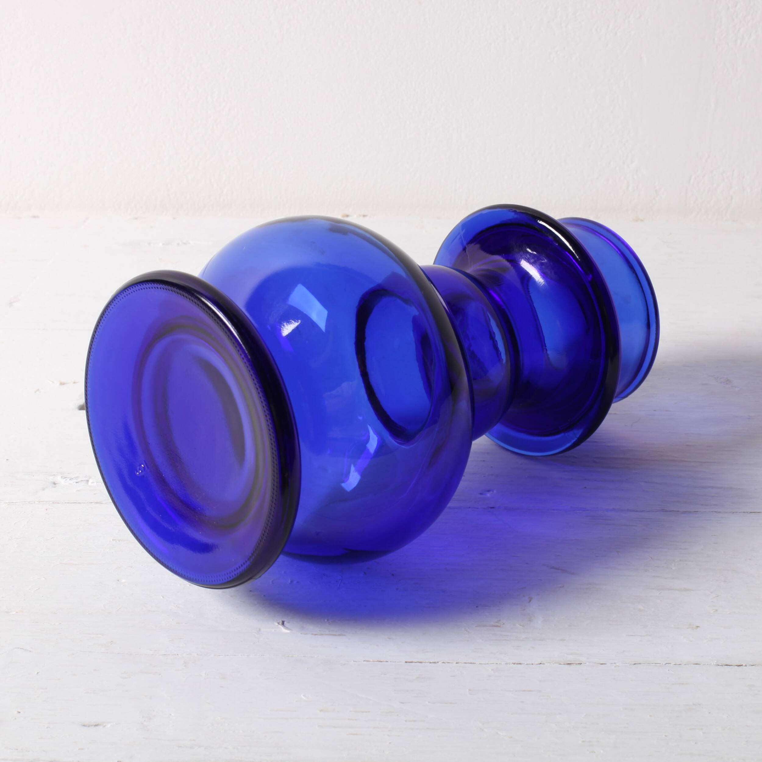 Petit vase en verre pressé bleu cobalt du milieu du siècle / Italie / Années 1960