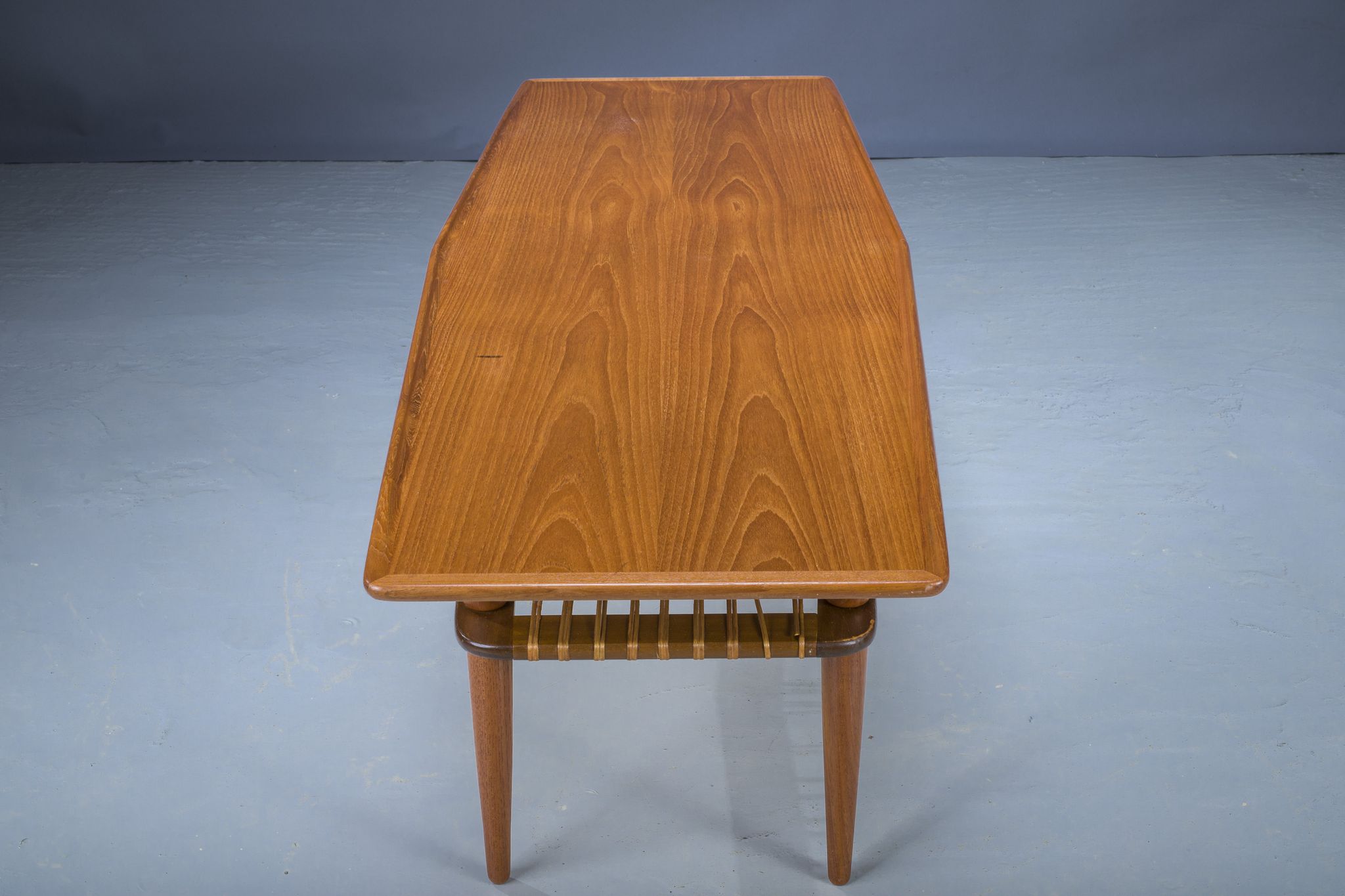 Table basse mid-century en teck et rotin